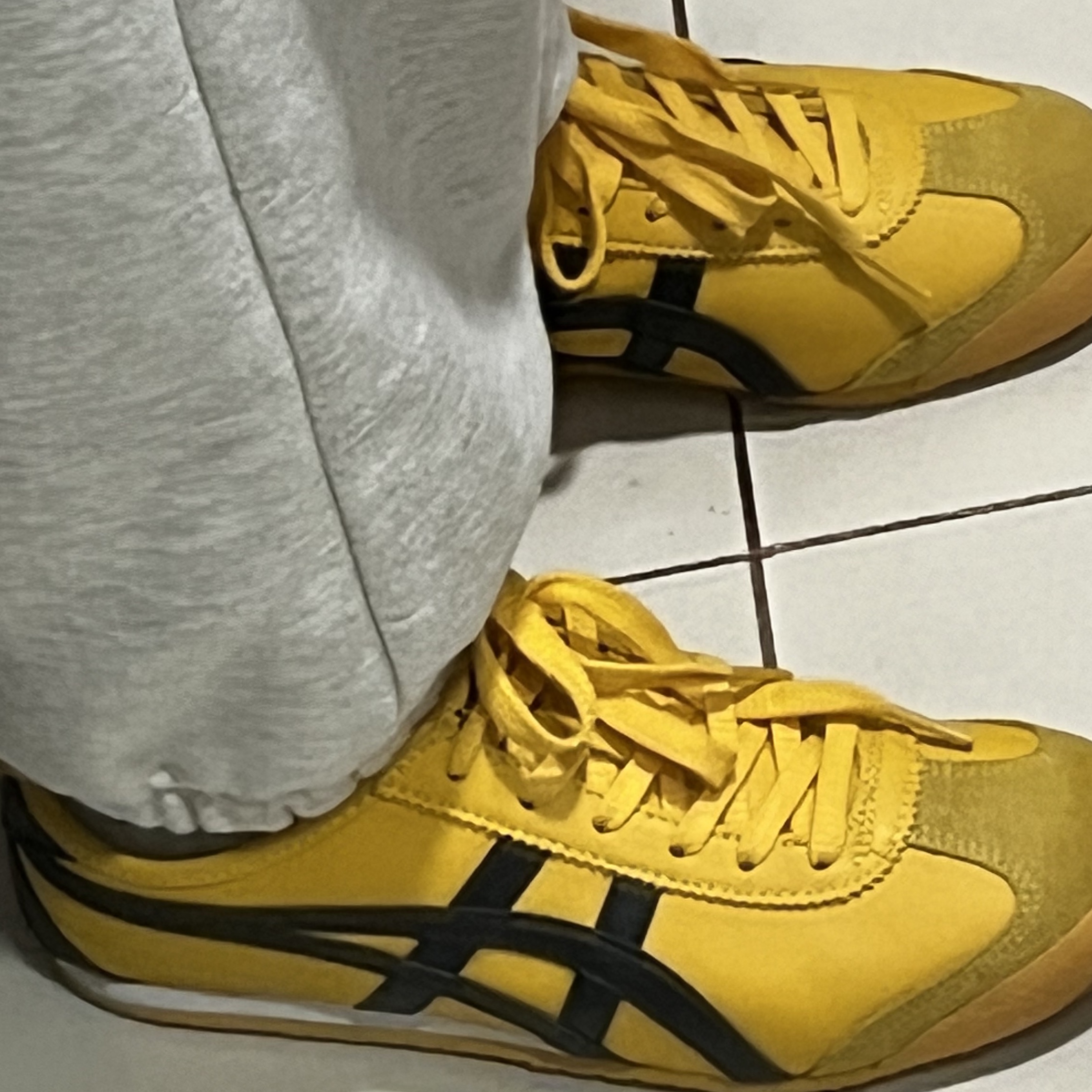 Onitsuka Tiger Mexico 66 Yellow Black 착용 스타일 - 1