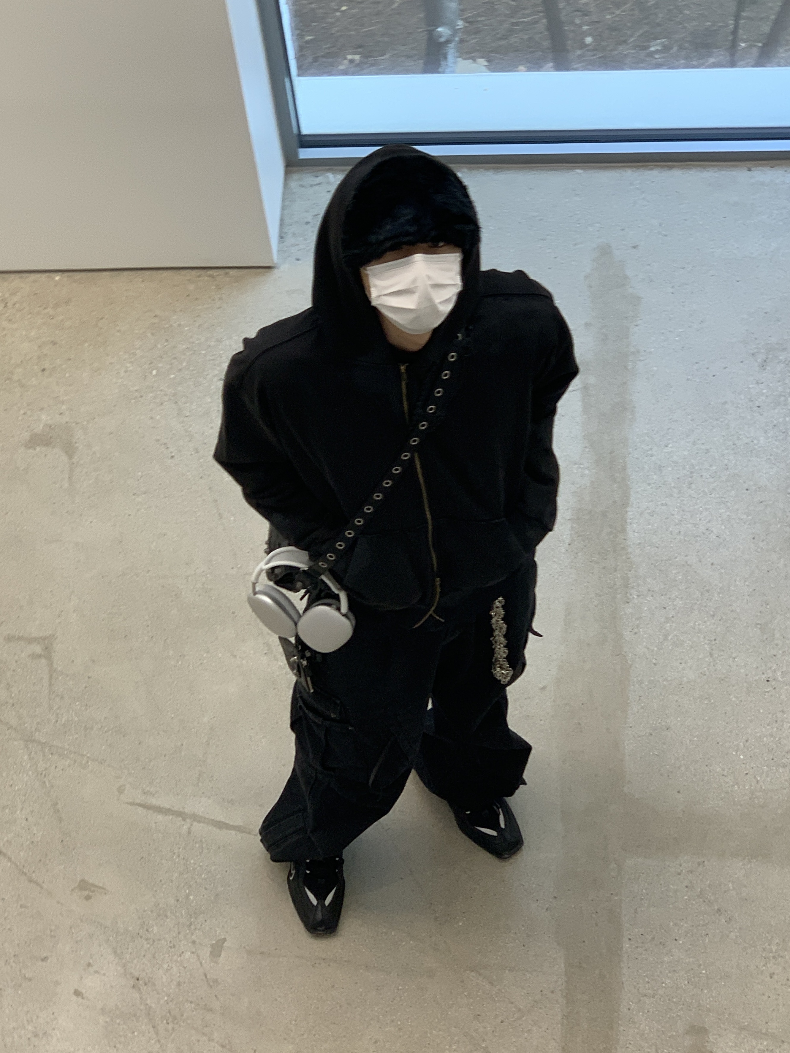 Apple AirPods Max Lightning Silver (Korean Ver.), Balenciaga Arena Lambskin Aged Silver Hardware Le Cagole XS Flap Bag Black 착용 스타일 - 3
