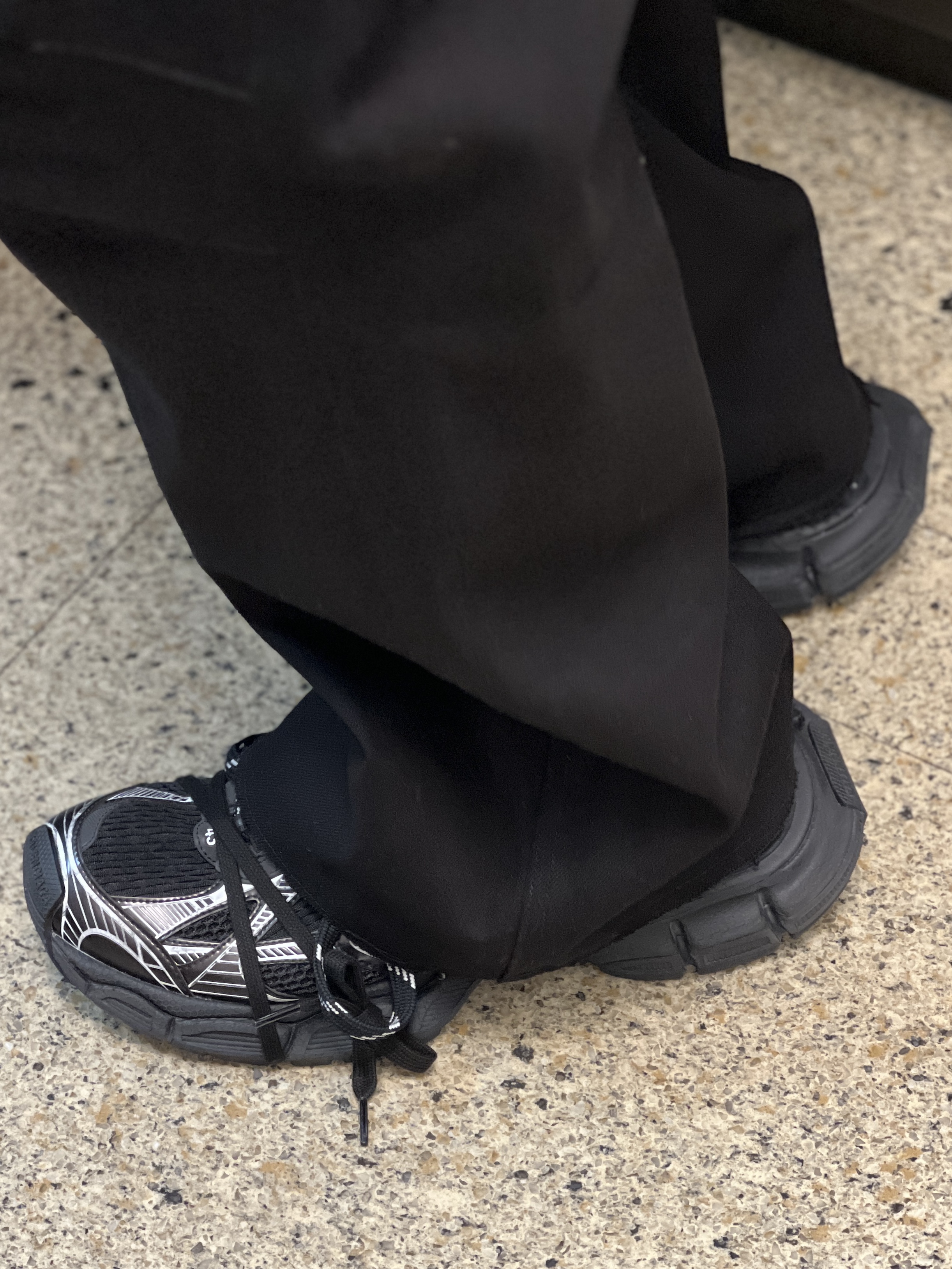 Balenciaga 3XL Sneakers Black White 착용 스타일 - 2