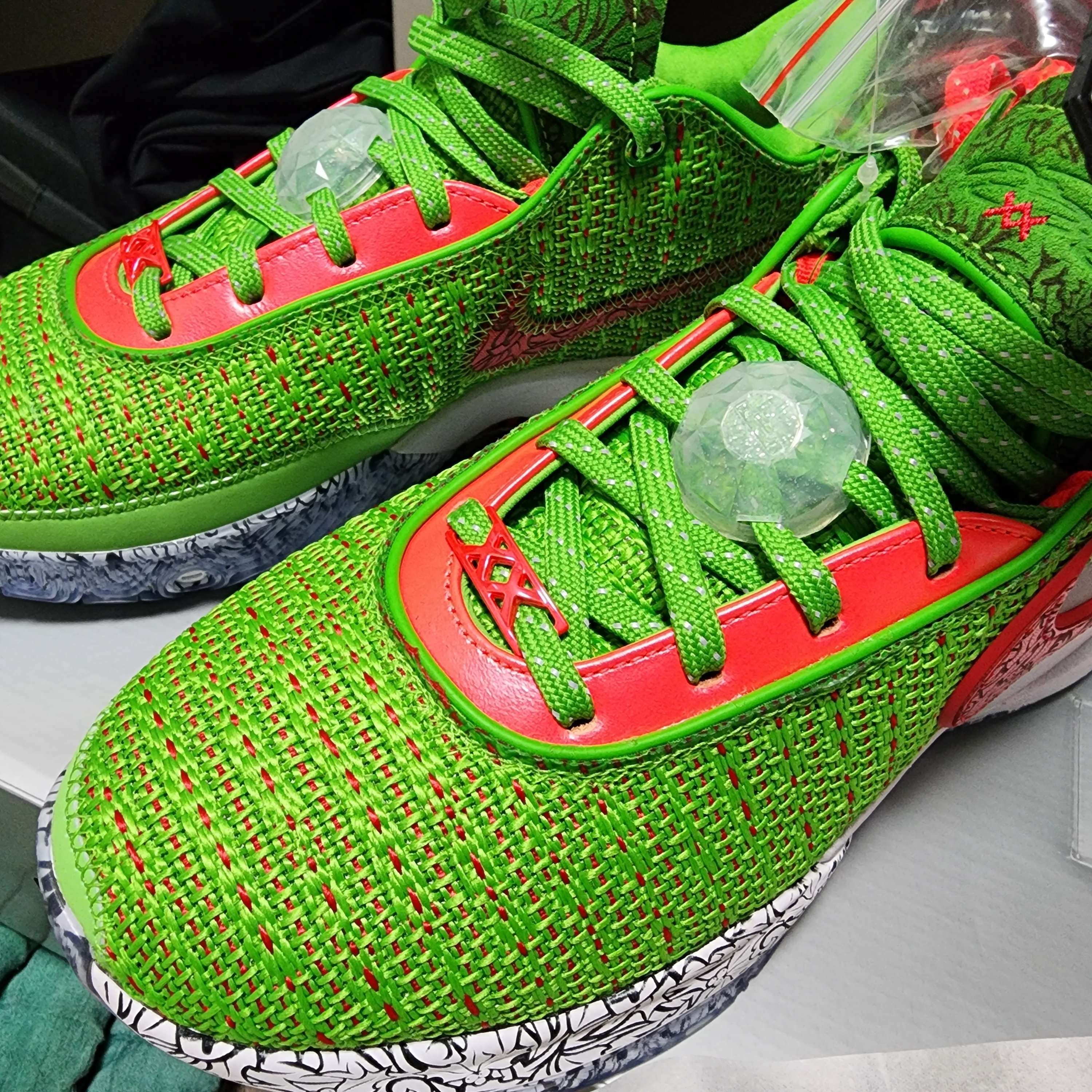 Nike LeBron XX Christmas EP Green Apple University Red 착용 스타일