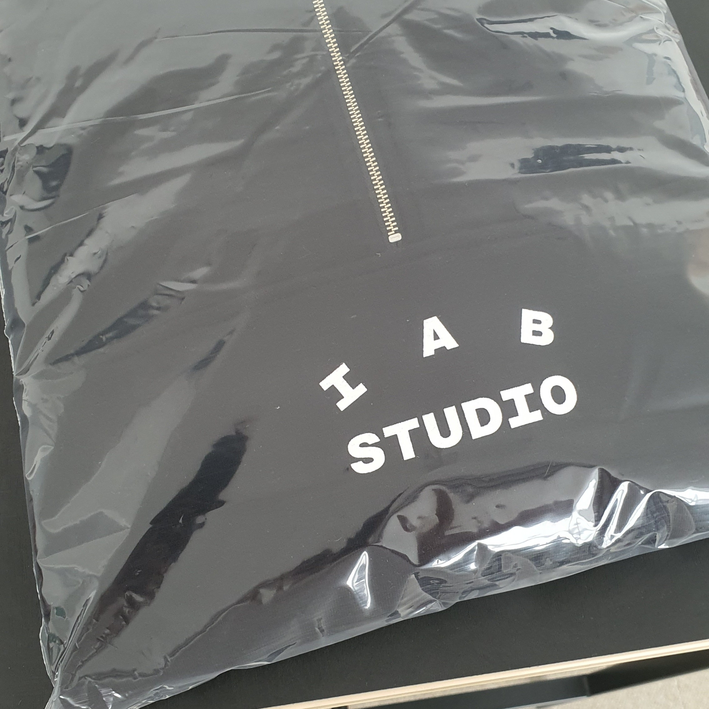 IAB Studio Half Zip-Up Black White 착용 스타일 - 2