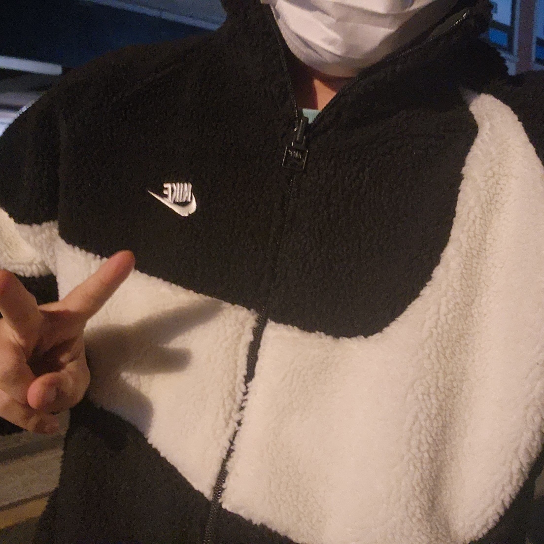 Nike Big Swoosh Full Zip Jacket Black Sail 착용 스타일