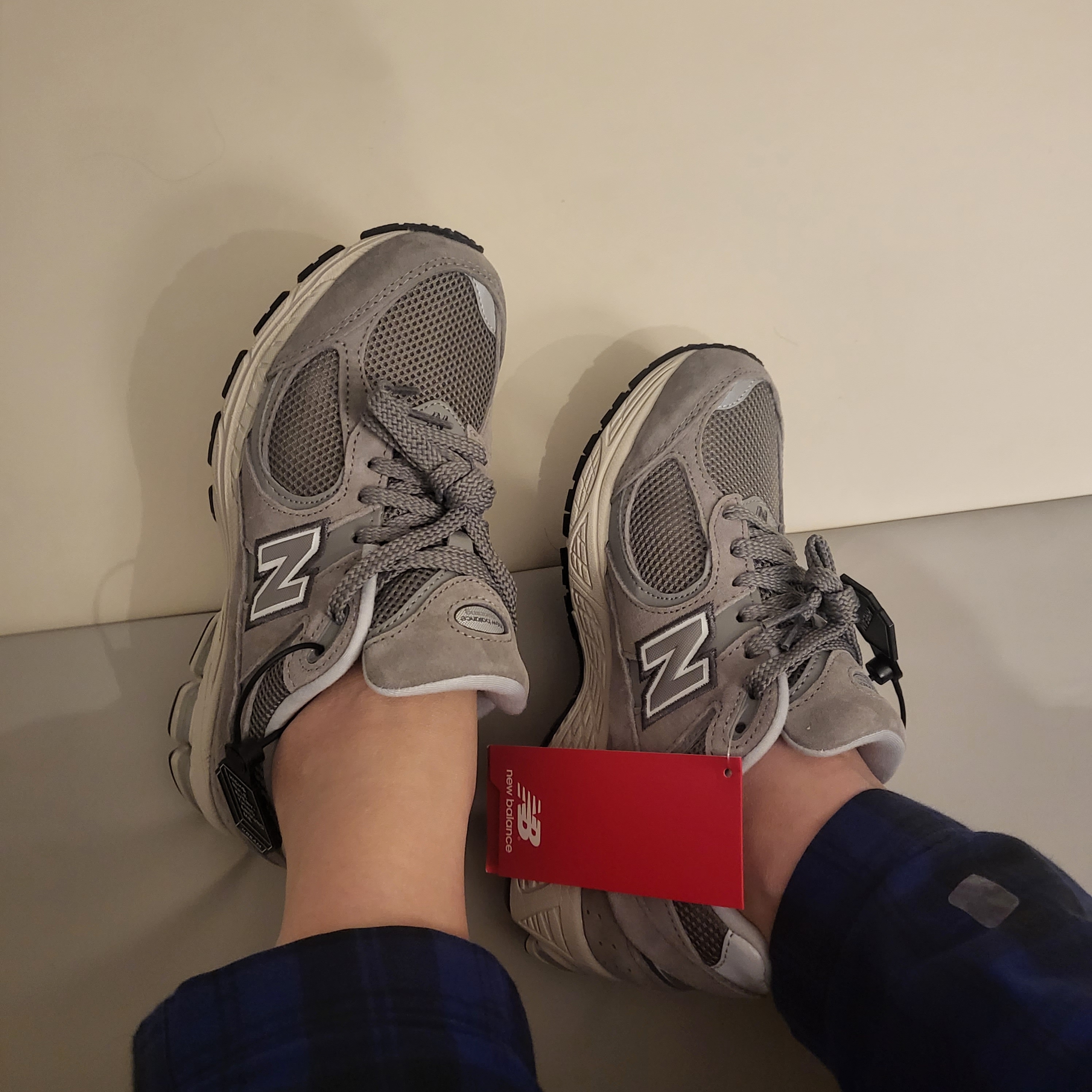 New Balance 2002R Grey 착용 스타일