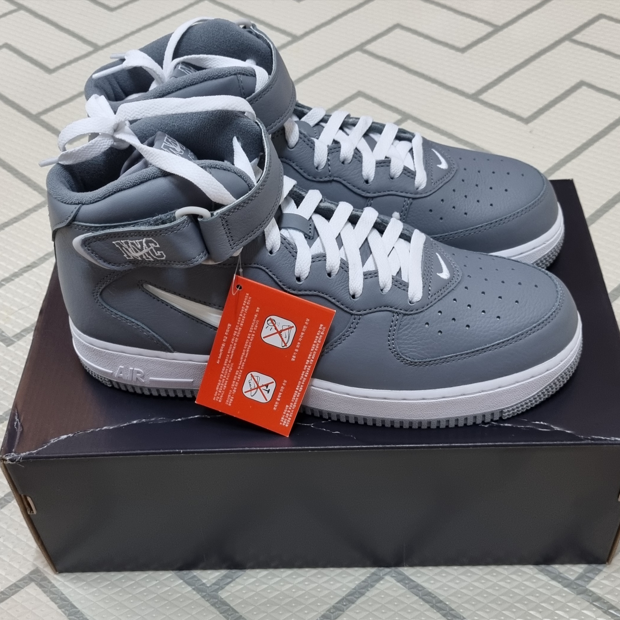 Nike Air Force 1 Mid QS NYC Cool Grey 착용 스타일