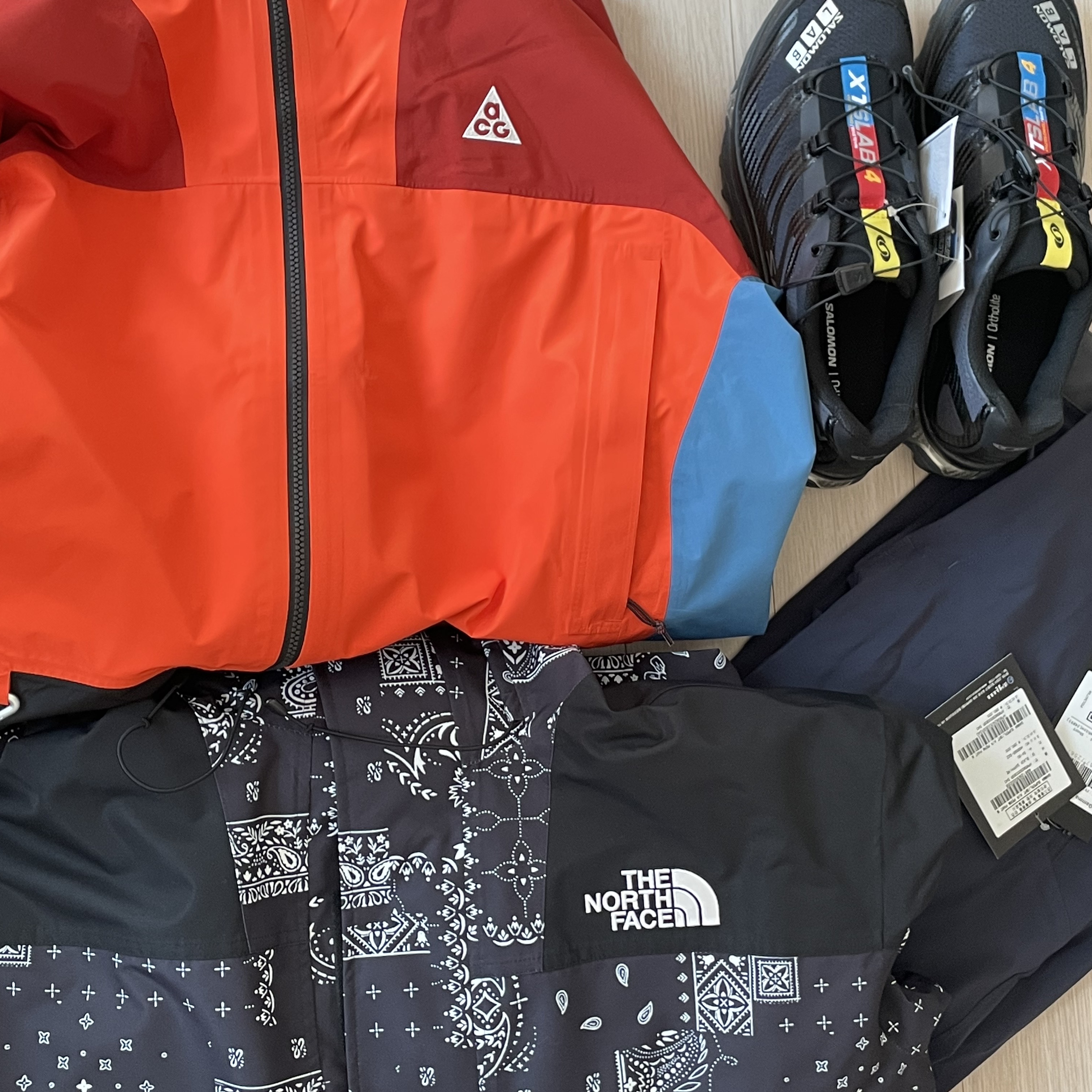 Nike ACG Storm-Fit ADV Chain of Craters Jacket Orange Black Blue - Asia, Salomon XT-4 Black Silver Metallic 착용 스타일