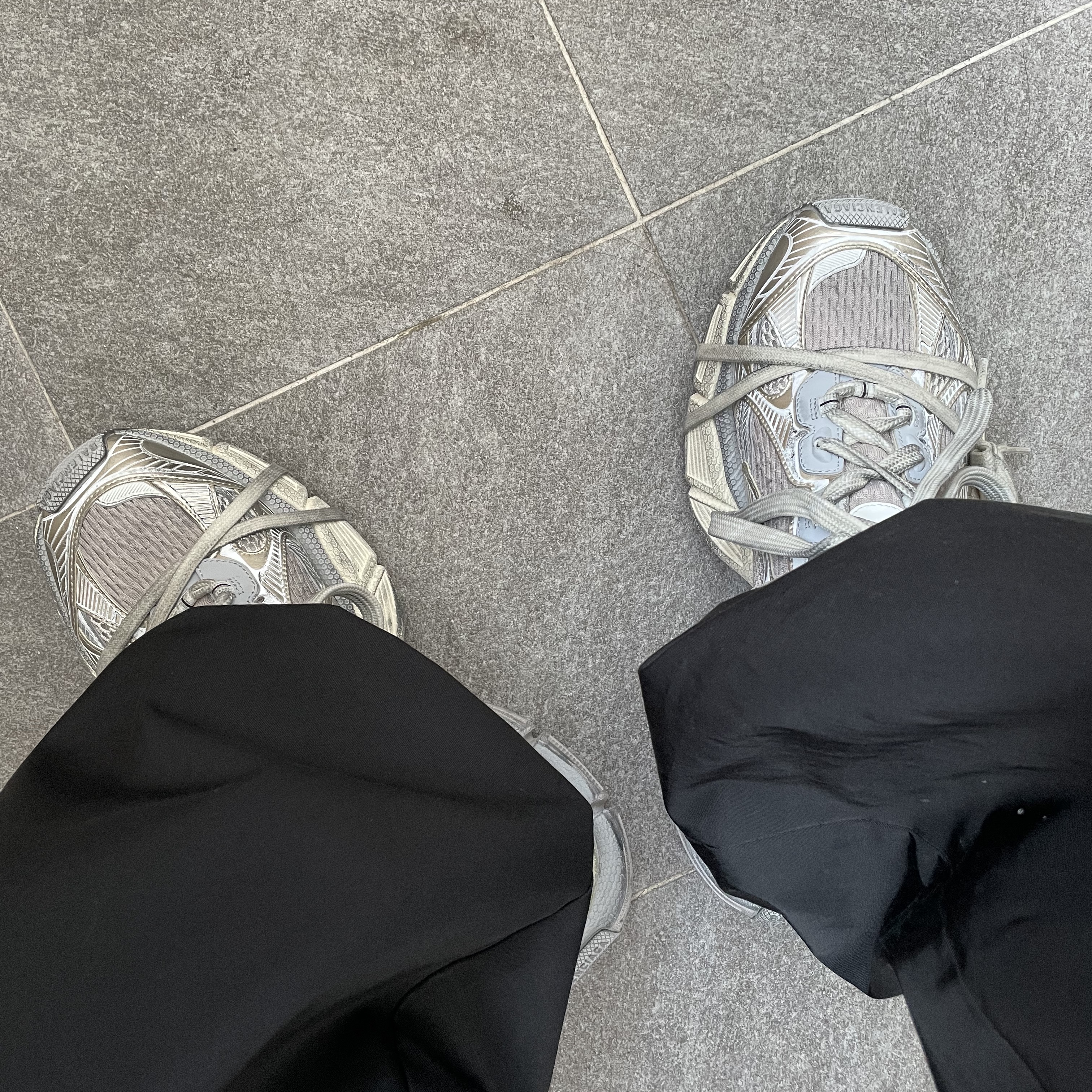 Balenciaga 3XL Sneakers Light Beige 착용 스타일 - 2
