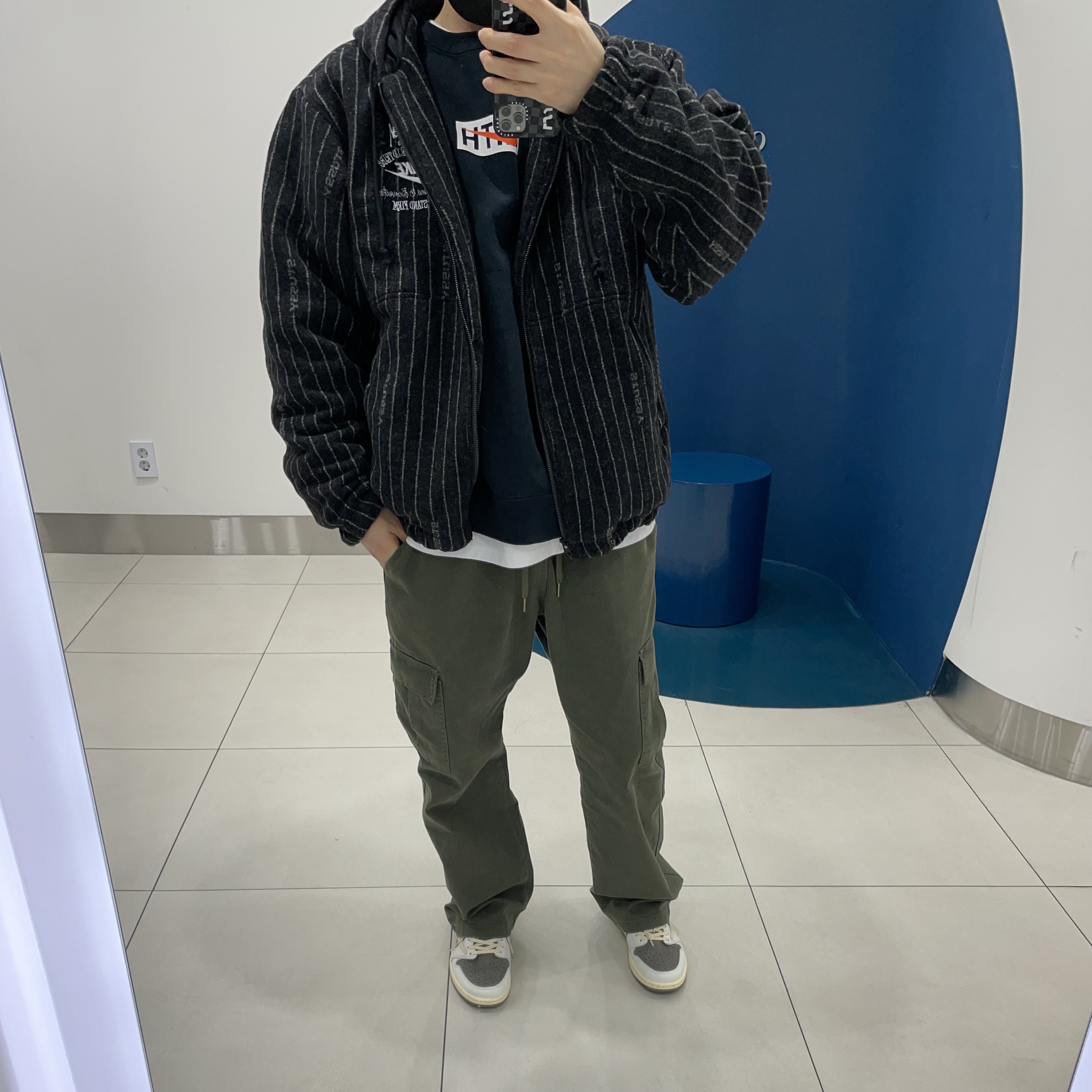 Nike x Stussy NRG Striped Wool Jacket Black (DR4023-010), Nike x Kith New York Knicks Fleece Crewneck Black 착용 스타일