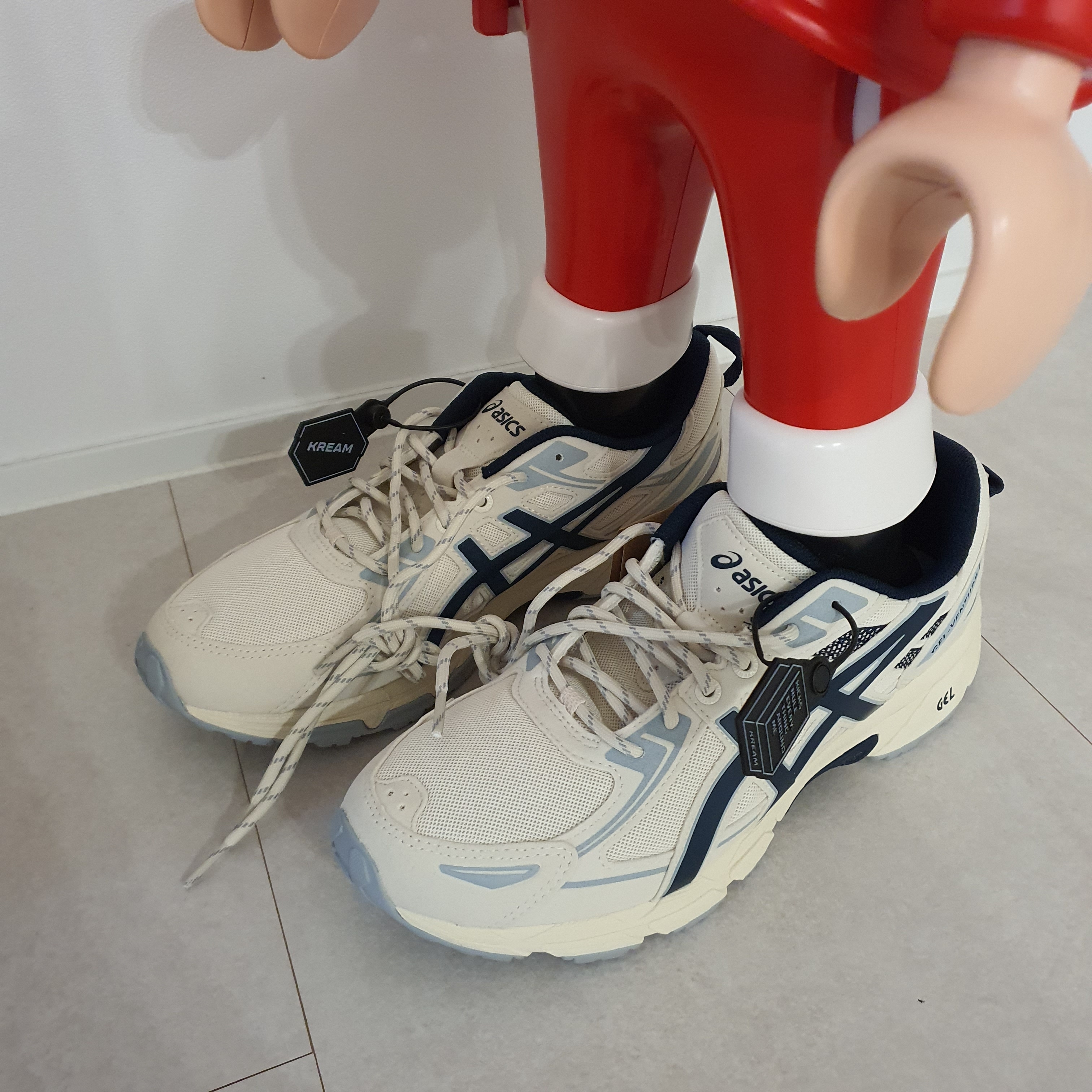 Asics Gel-Venture 6 SPS Birch French Blue, Playmobil Santa XXL 착용 스타일
