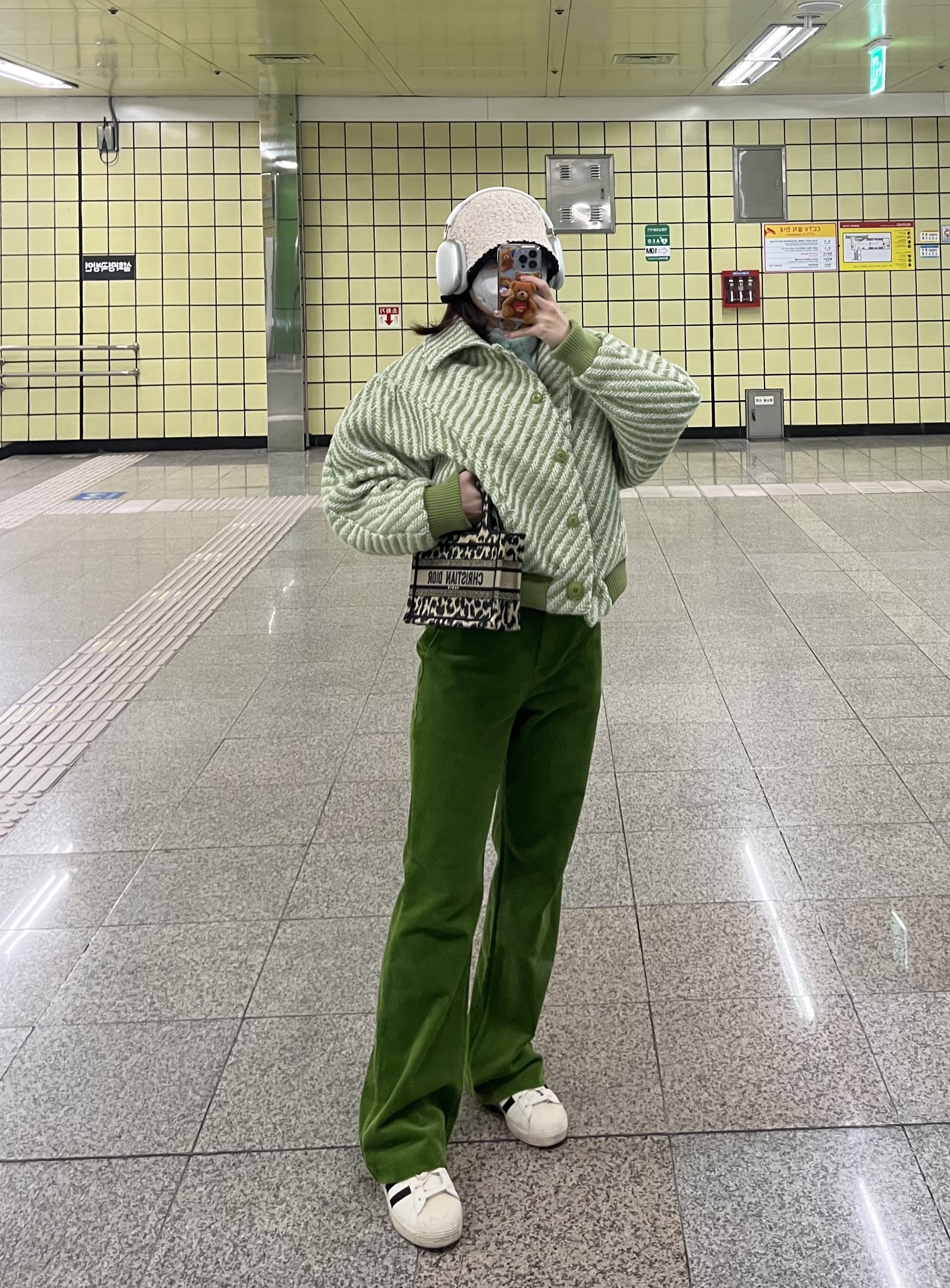 Adidas x Andre Saraiva Superstar Cream White Core Black, Apple AirPods Max Lightning Silver (Korean Ver.) 착용 스타일 - 1