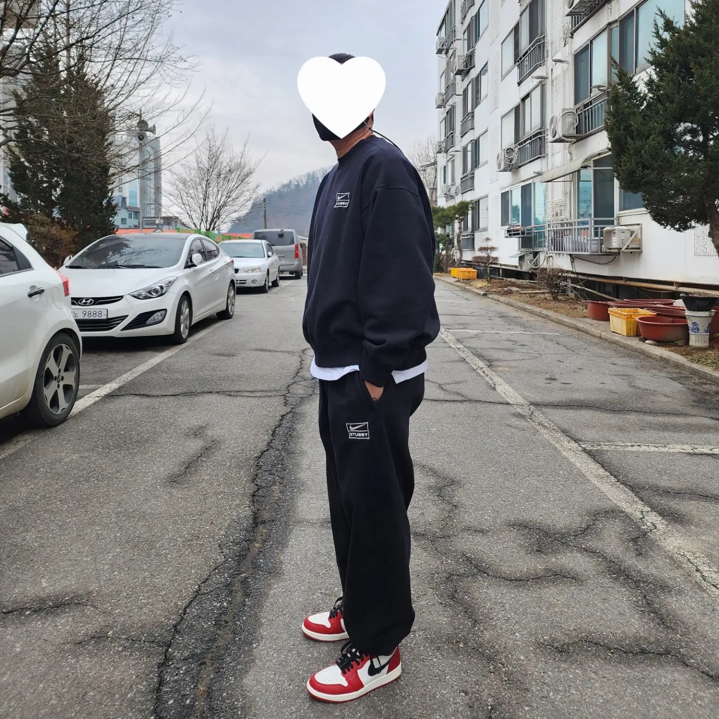 Nike x Stussy NRG Washed Fleece Crewneck Black (DO5310-010), Nike x Stussy NRG Washed Fleece Pants Black (DO5296-010) 착용 스타일 - 1
