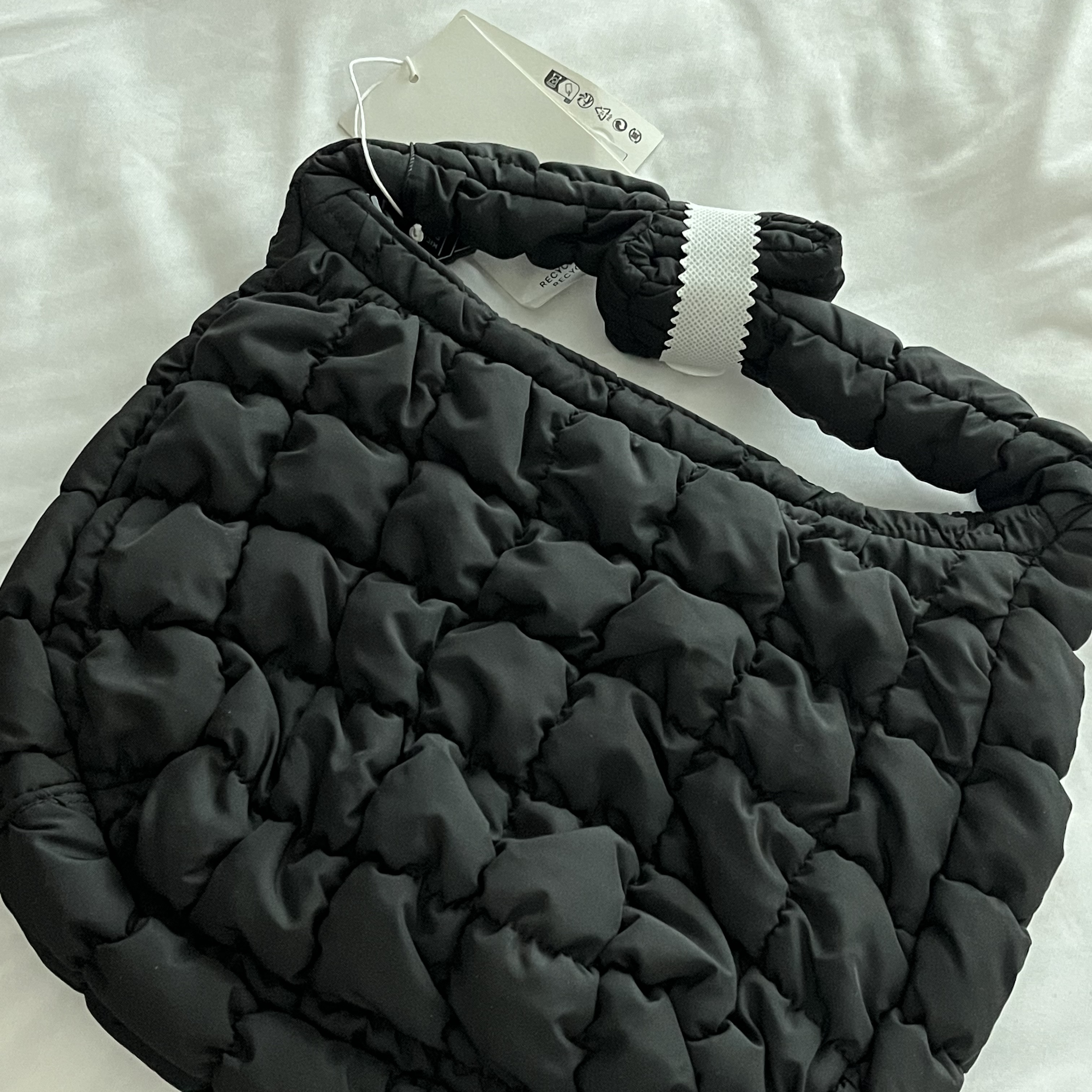 COS Quilted Mini Bag Black 착용 스타일