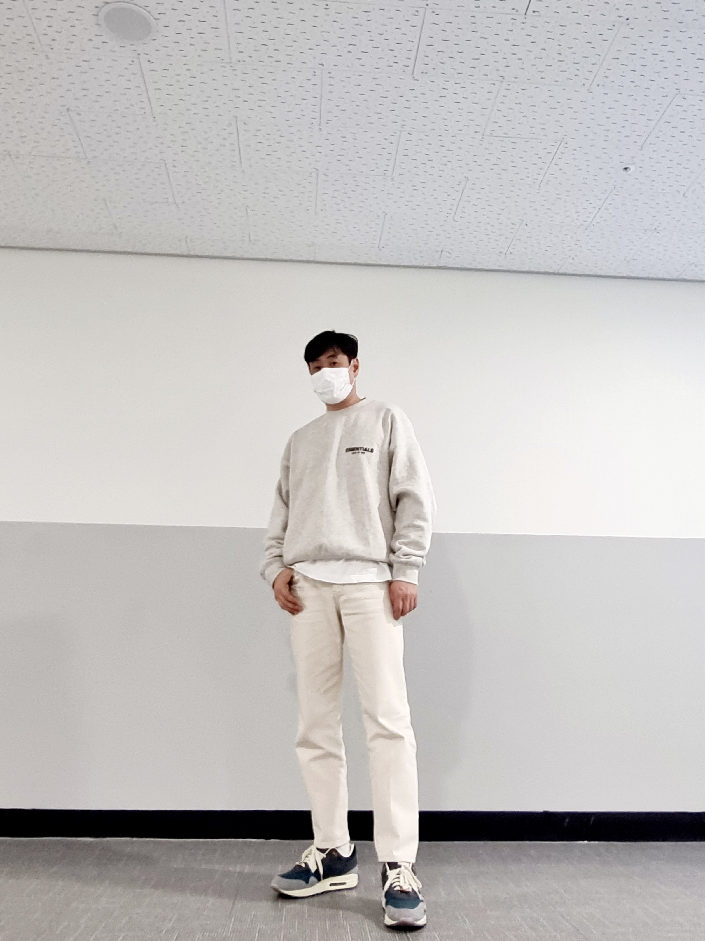 Essentials The Core Collection Crewneck Sweatshirt Light Oatmeal, Nike x Kasina Air Max 1 SP Won-Ang Particle Grey 착용 스타일 - 1