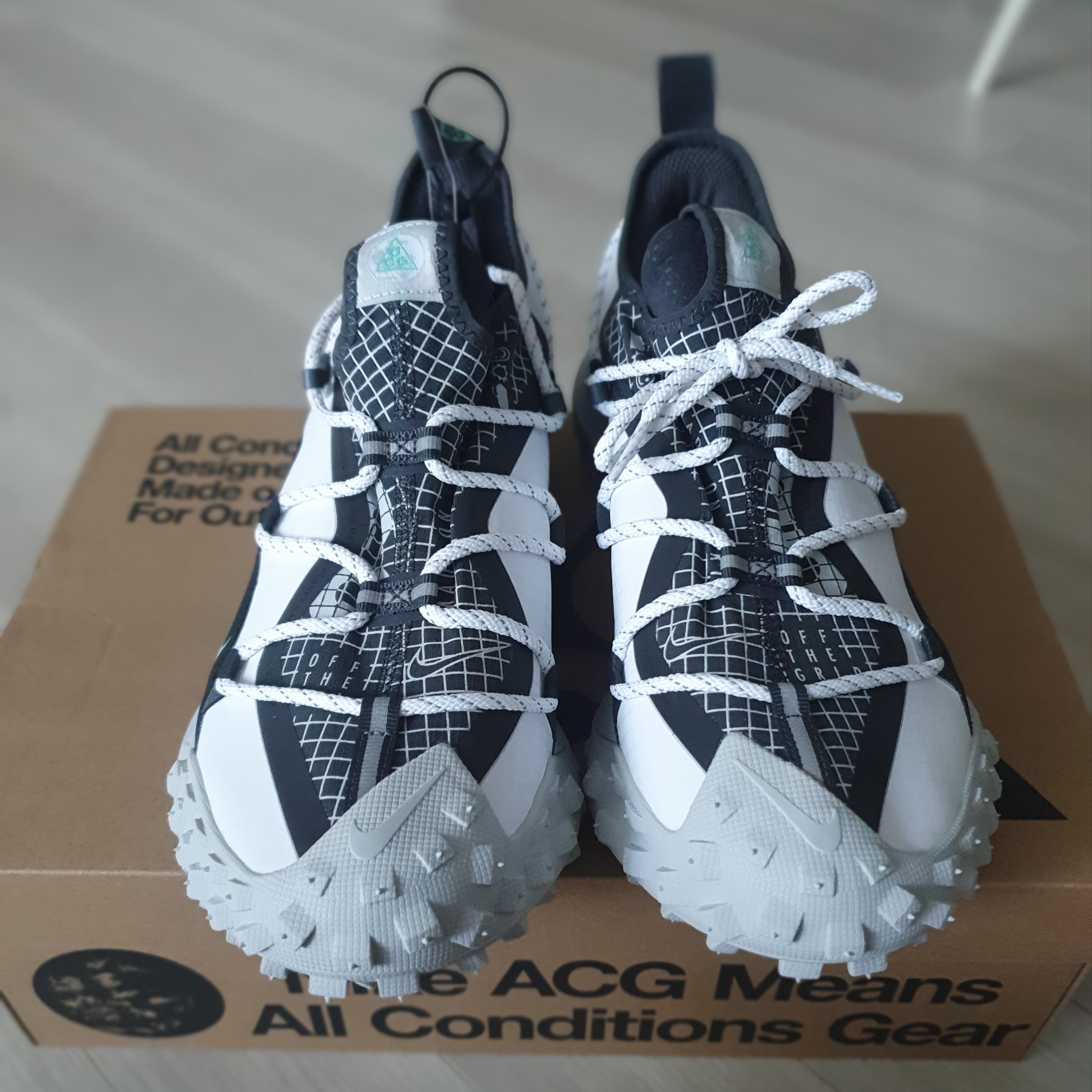 Nike ACG Mountain Fly Low SE White and Black 착용 스타일 - 1