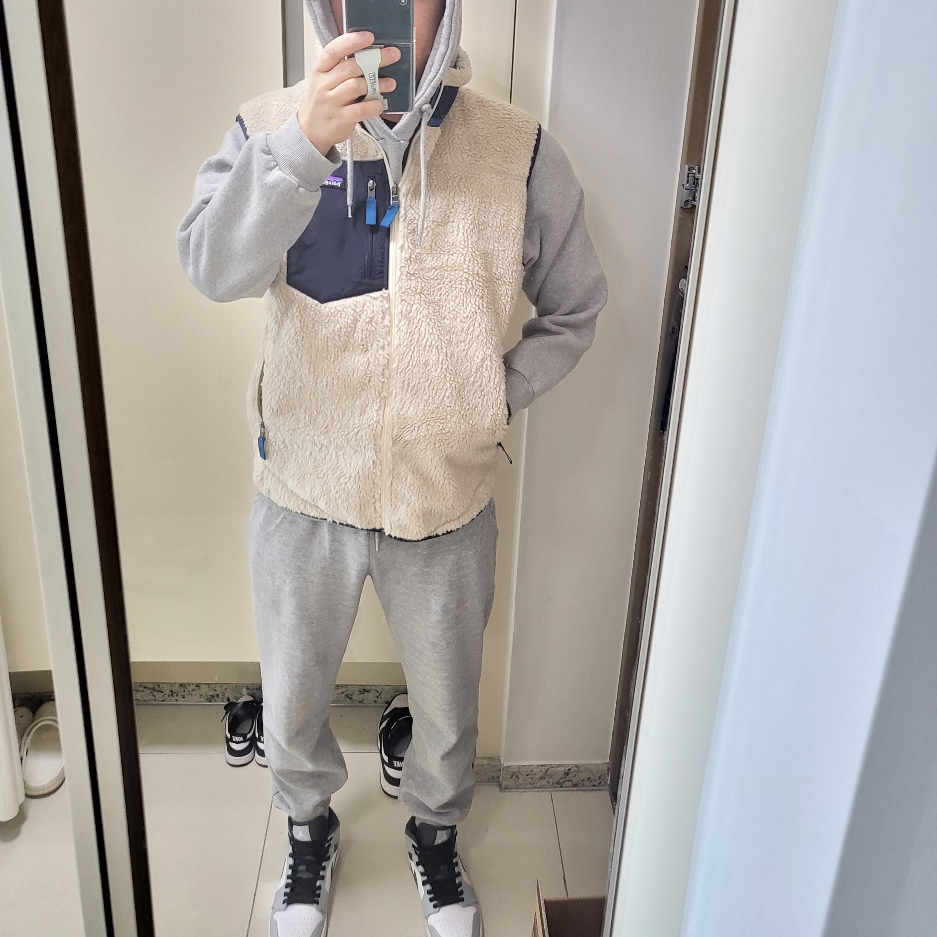 Patagonia Classic Retro-X Vest Natural, Jordan 1 Mid Light Smoke Grey Anthracite 착용 스타일 - 1
