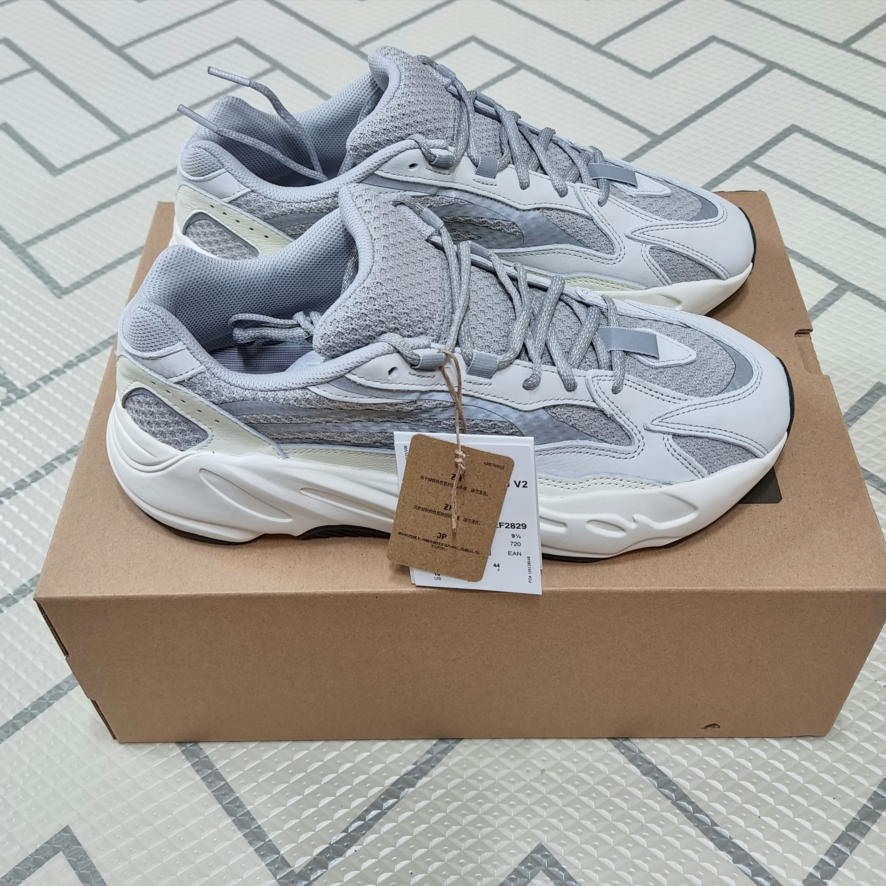 Adidas Yeezy Boost 700 V2 Static 2022 착용 스타일