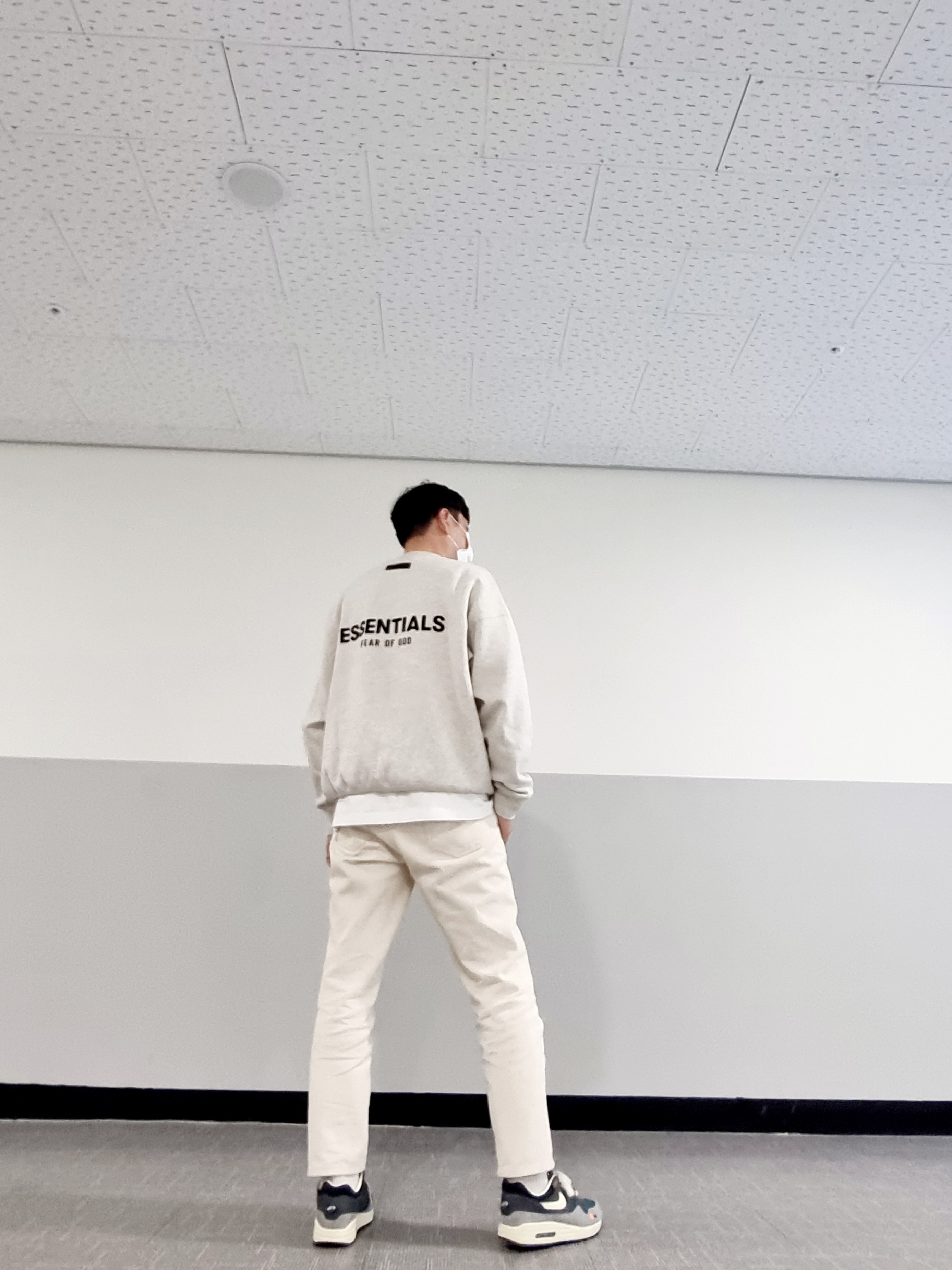 Essentials The Core Collection Crewneck Sweatshirt Light Oatmeal, Nike x Kasina Air Max 1 SP Won-Ang Particle Grey 착용 스타일 - 2