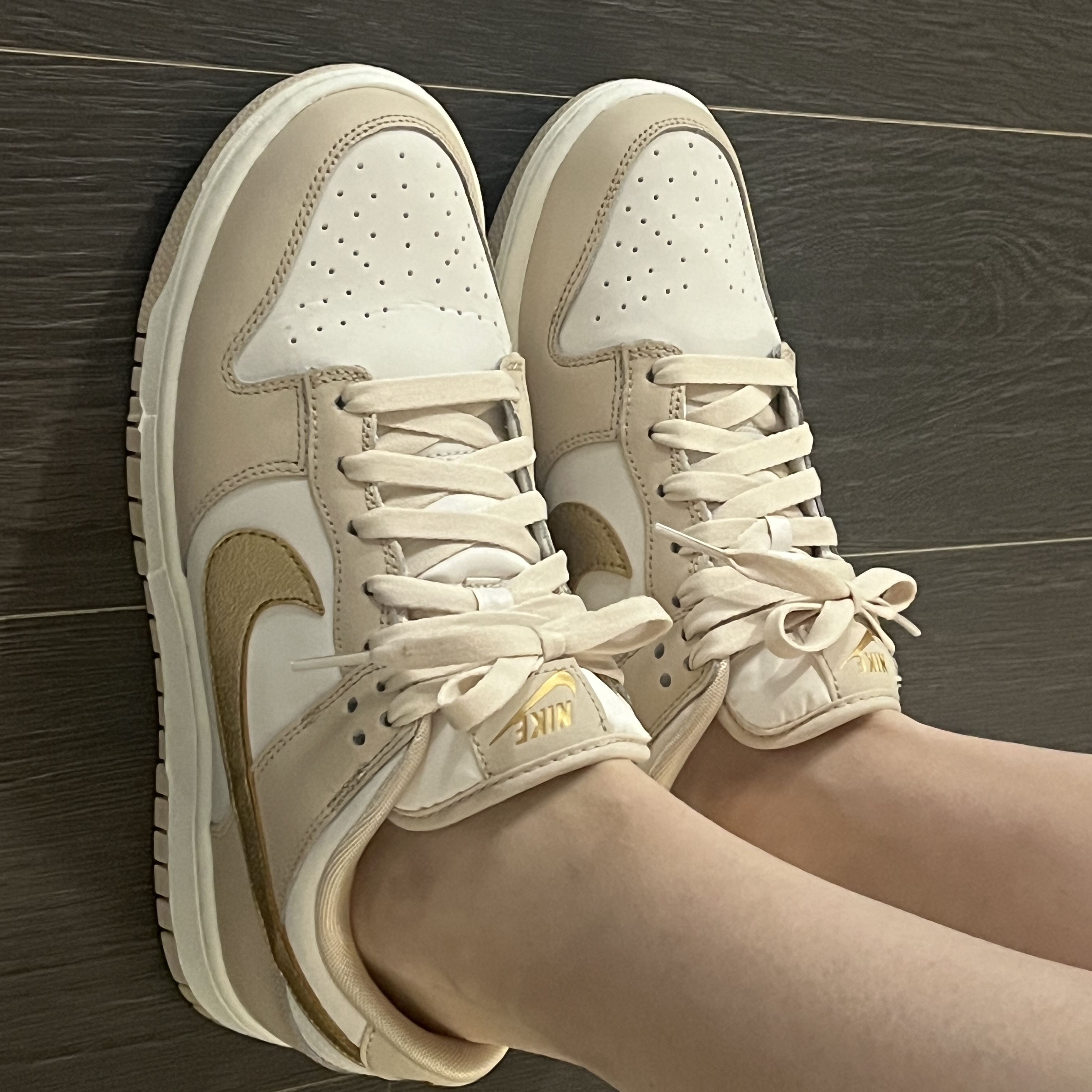 (W) Nike Dunk Low Sanddrift Metallic Gold 착용 스타일 - 1