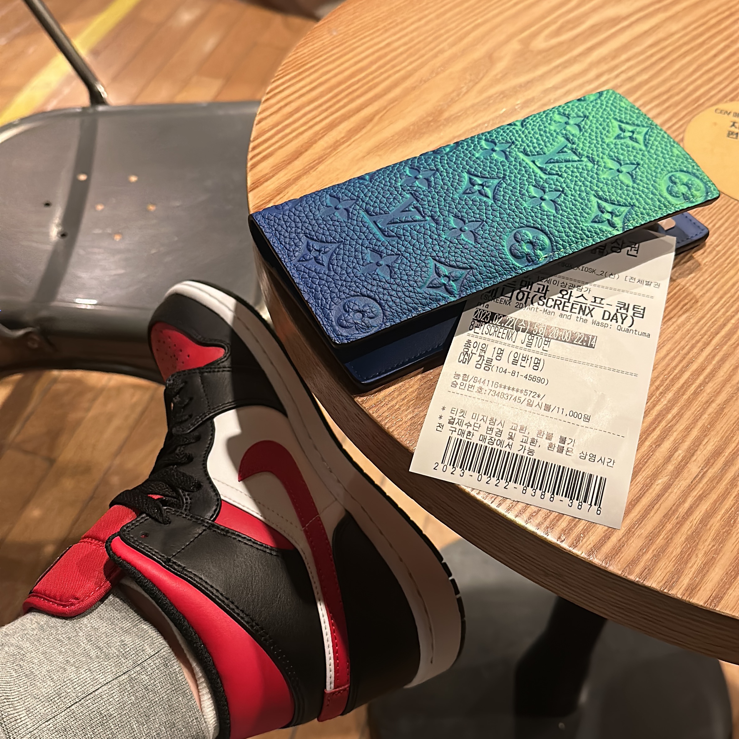 Jordan 1 Mid Black Fire Red, Louis Vuitton Brazza Wallet Taurillon Monogram Blue Green 착용 스타일 - 1