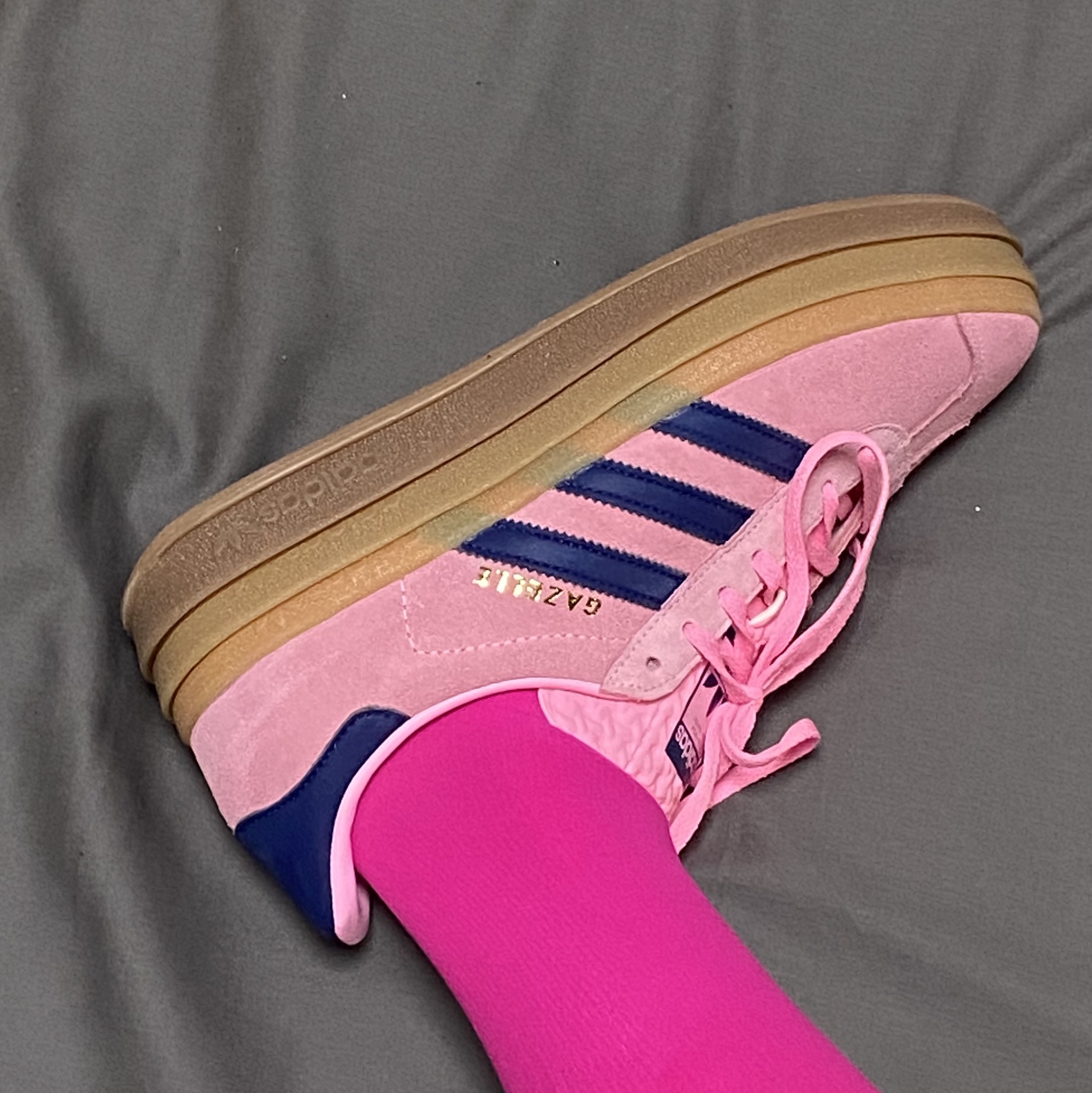 (W) Adidas Gazelle Bold Pink Glow Victory Blue 착용 스타일 - 1