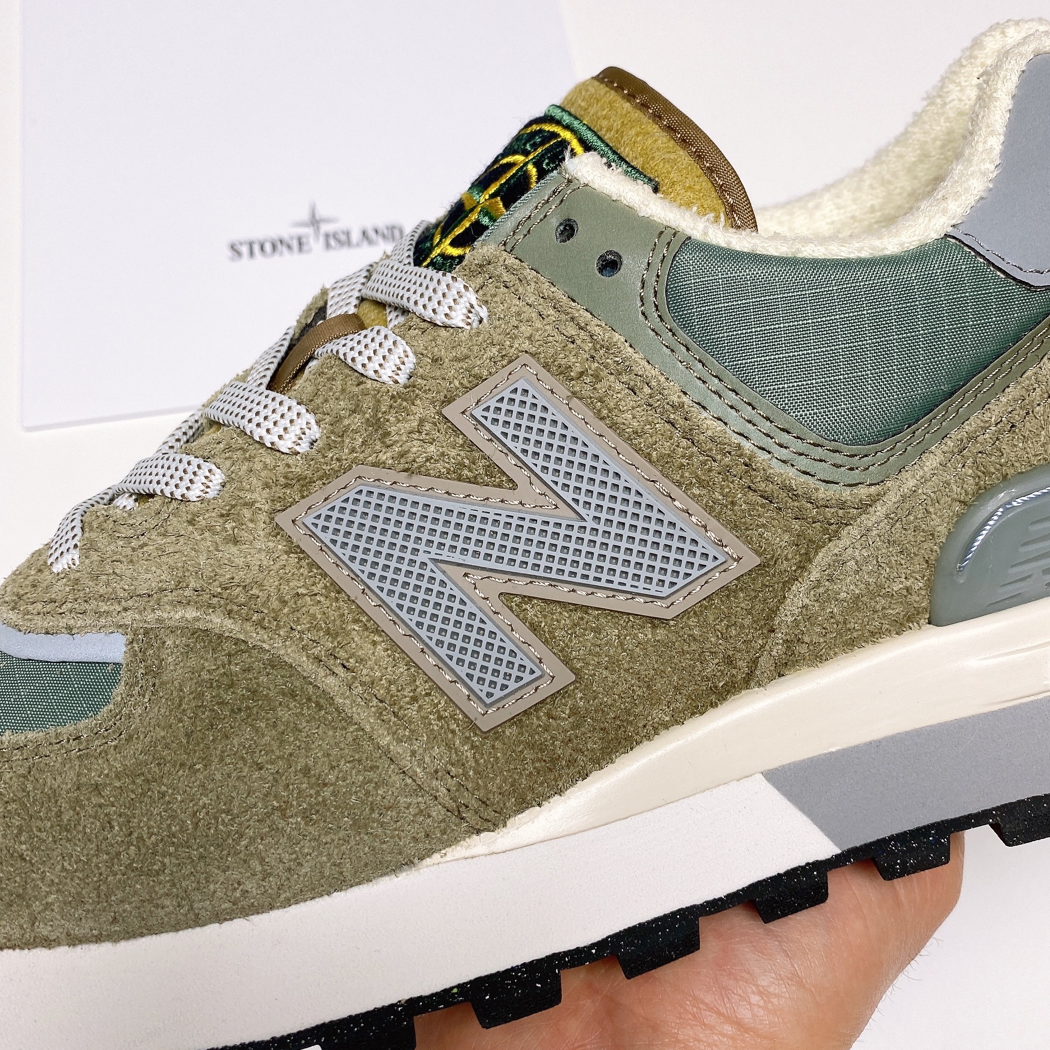 New Balance x Stone Island 574 Legacy Green 착용 스타일 - 3