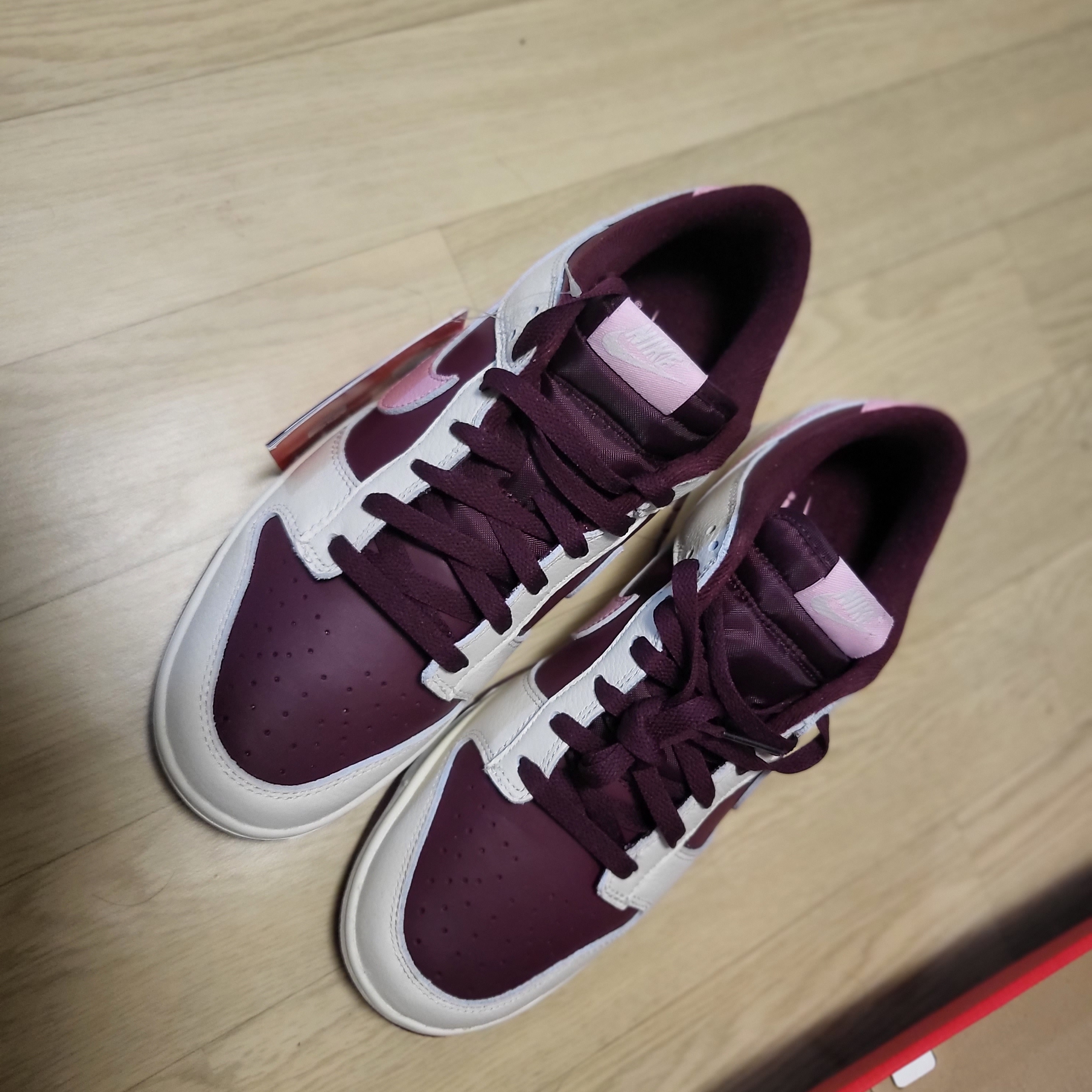 NIke Dunk Low Retro Night Maroon and Medium Soft Pink 착용 스타일 - 2