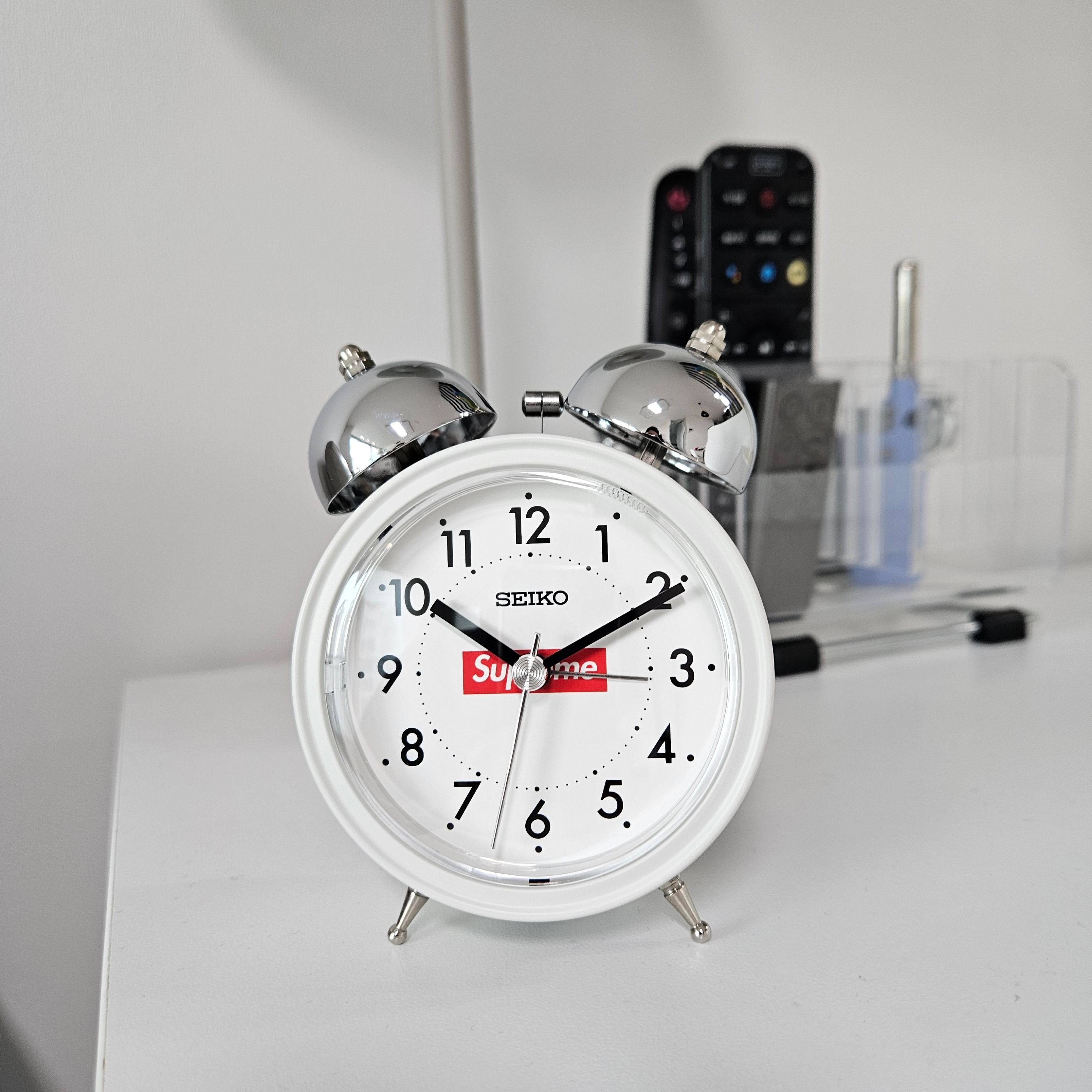 Supreme x Seiko Alarm Clock White - 22FW 착용 스타일 - 1