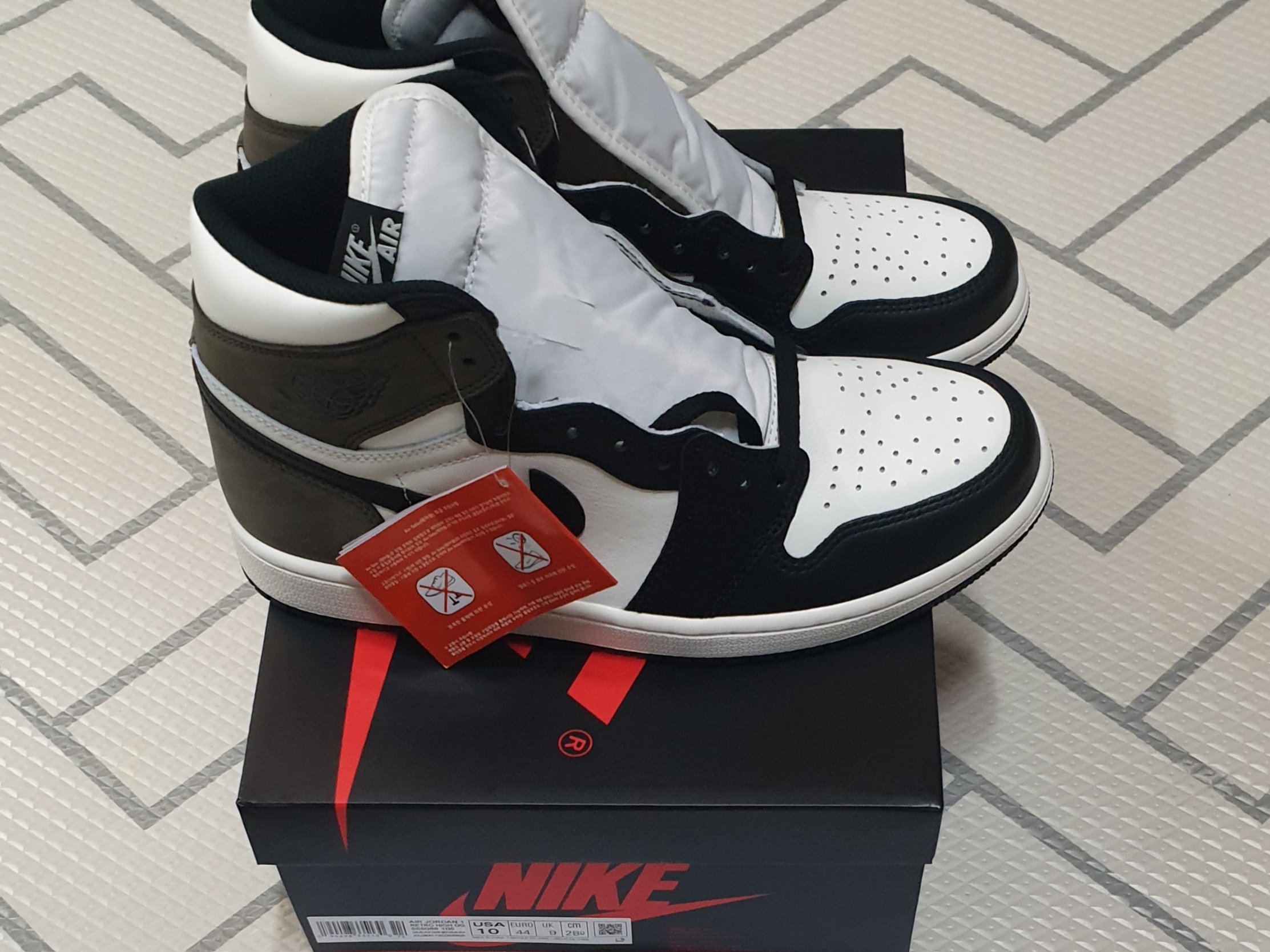 Jordan 1 Retro High OG Black Mocha 착용 스타일