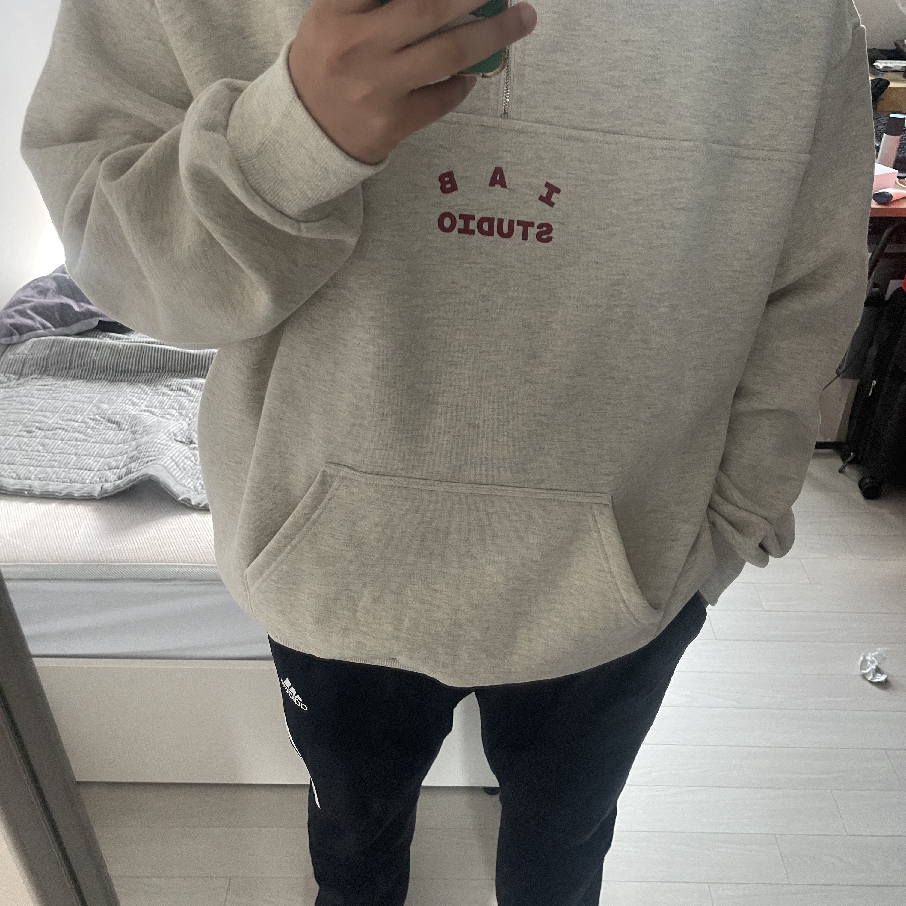 IAB Studio Half Zip-Up Oatmeal Burgundy 착용 스타일 - 1