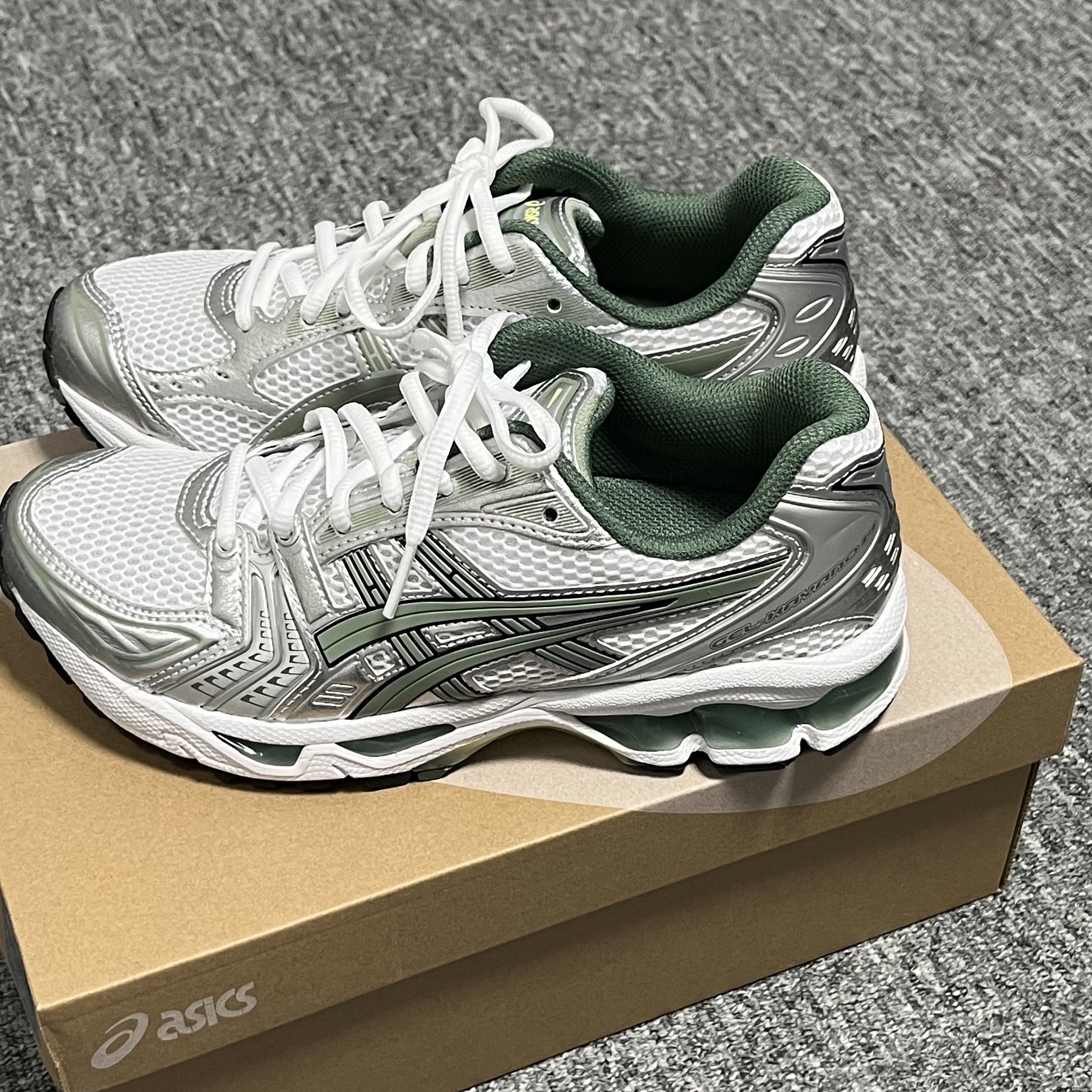 Asics Gel-Kayano 14 White Slate Grey 착용 스타일