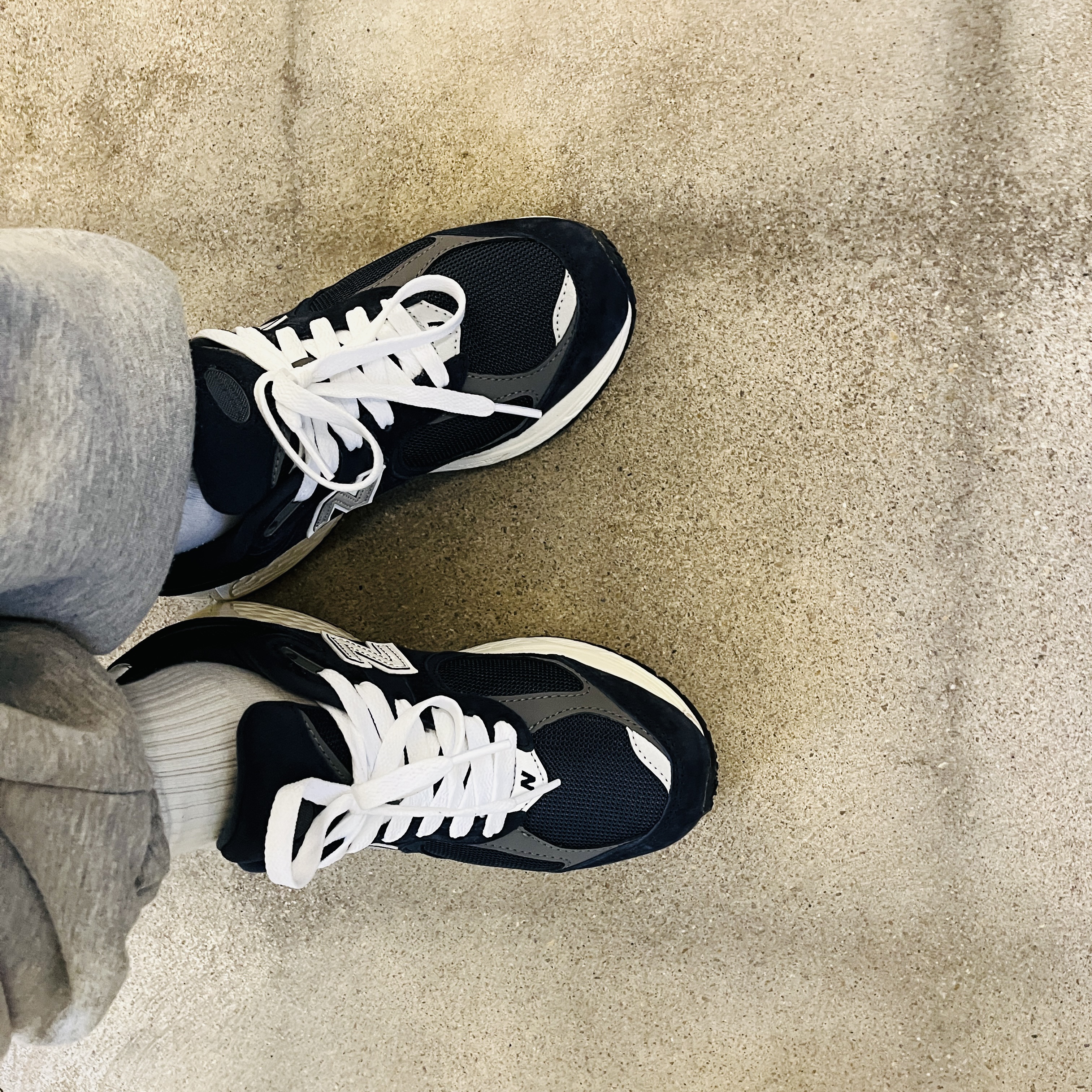 New Balance 2002R Eclipse Castlerock 착용 스타일