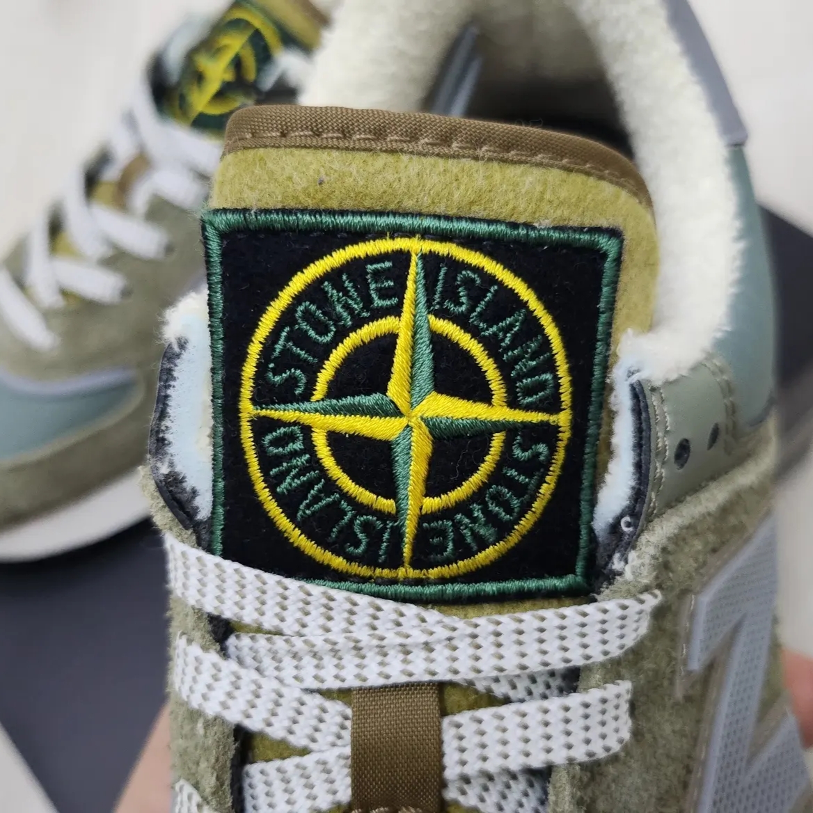 New Balance x Stone Island 574 Legacy Green 착용 스타일 - 3