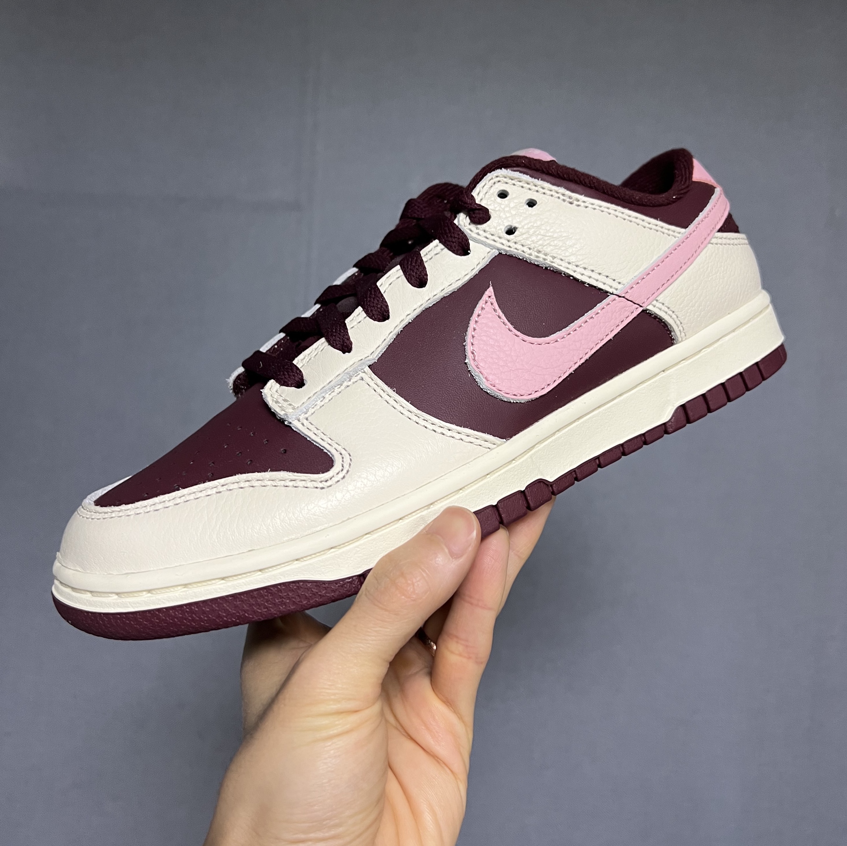 NIke Dunk Low Retro Night Maroon and Medium Soft Pink 착용 스타일 - 1