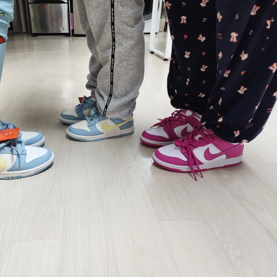 (GS) Nike Dunk Low White Active Fuchsia, Nike Dunk Low Retro Grey Fog 착용 스타일 - 2