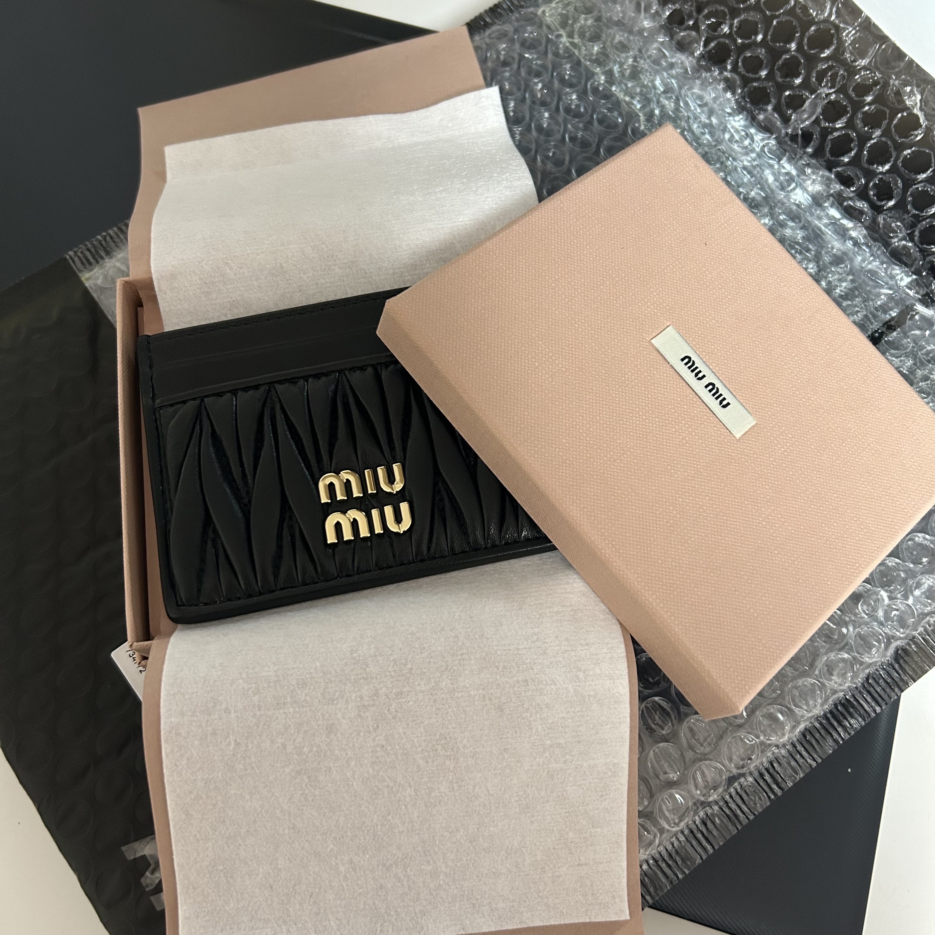 Miu Miu Matelasse Nappa Leather Card Holder Black 착용 스타일 - 3