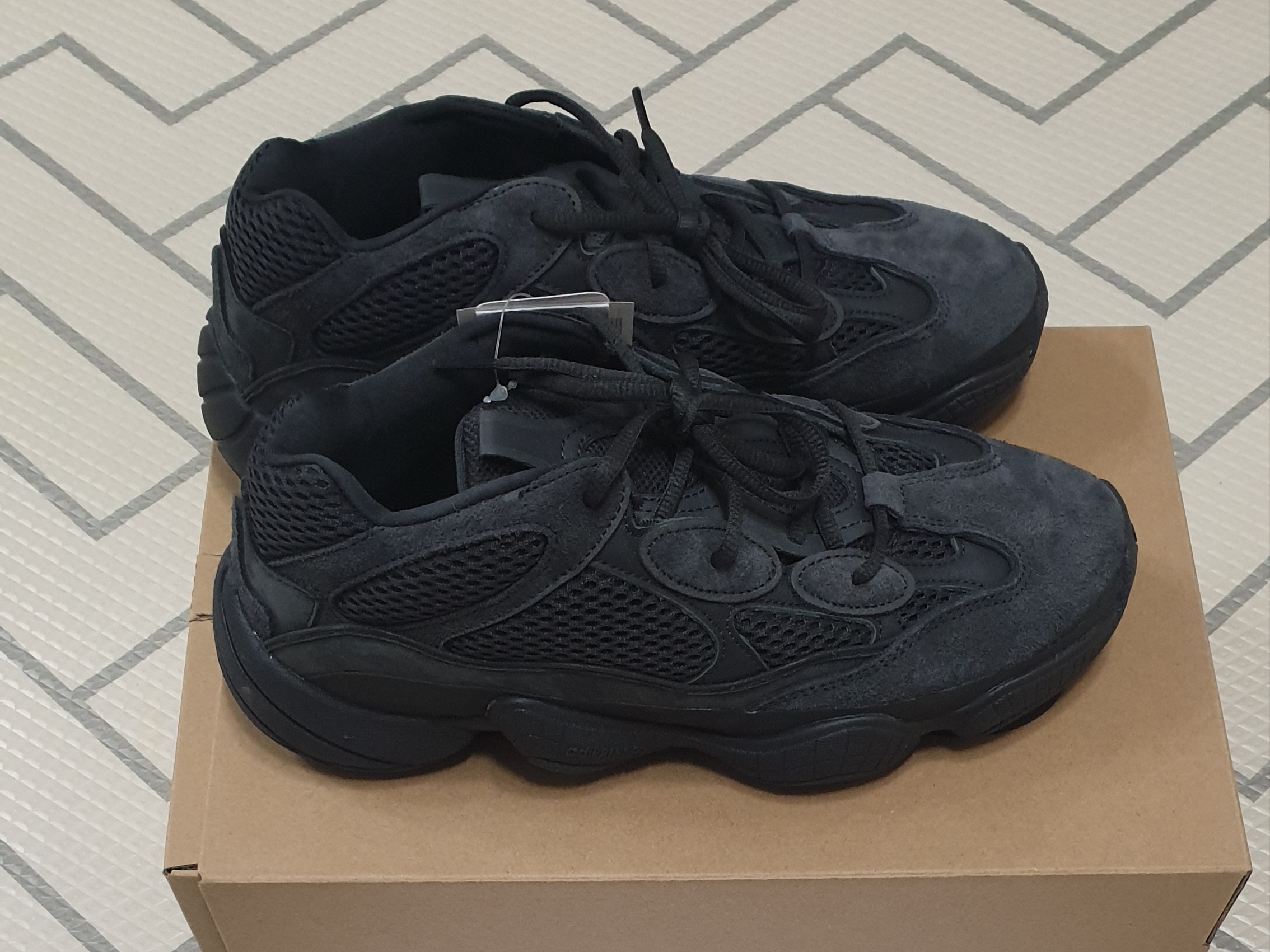 Adidas Yeezy 500 Utility Black 2018/2020 착용 스타일