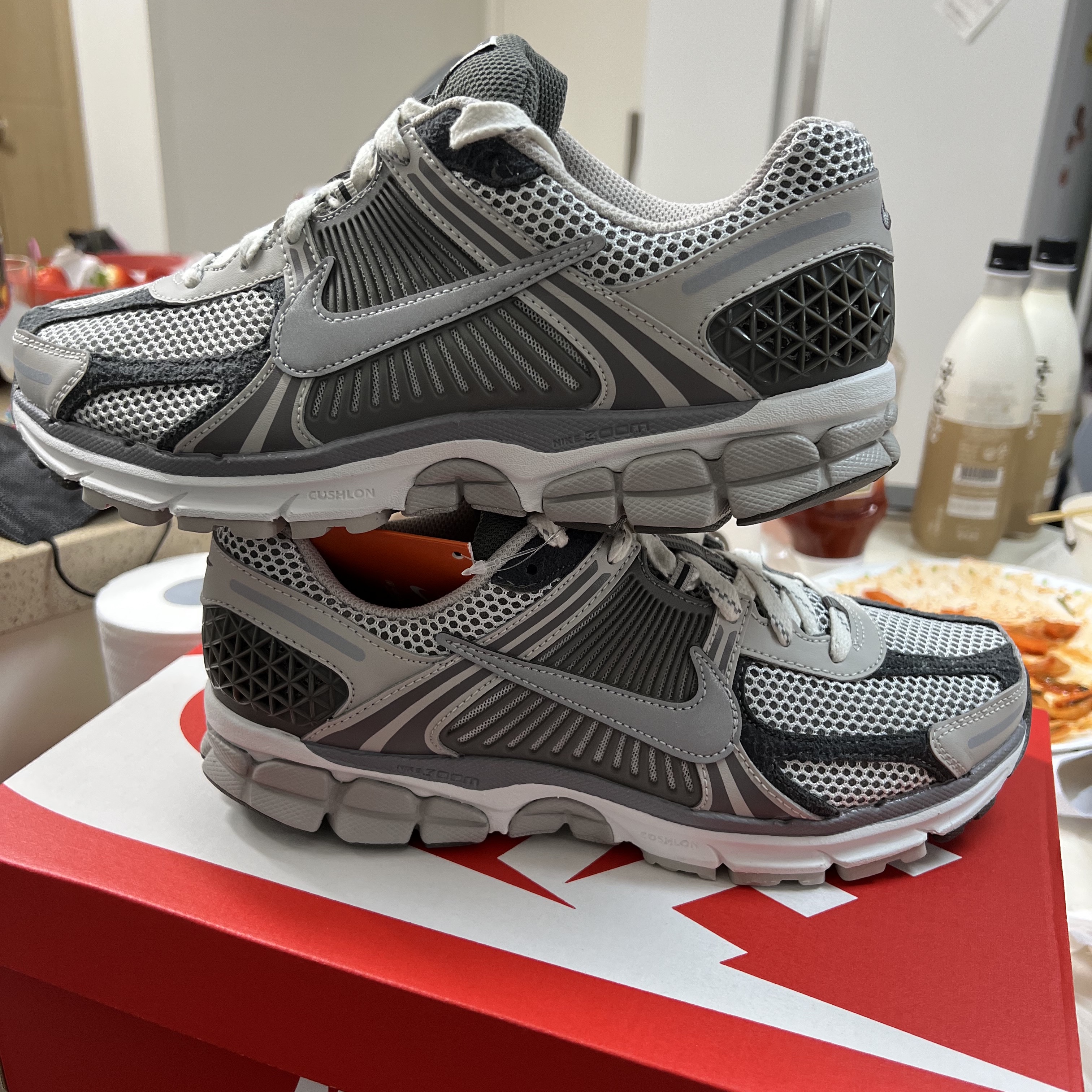 Nike Zoom Vomero 5 PRM Light Iron Ore and Flat Fewter 착용 스타일