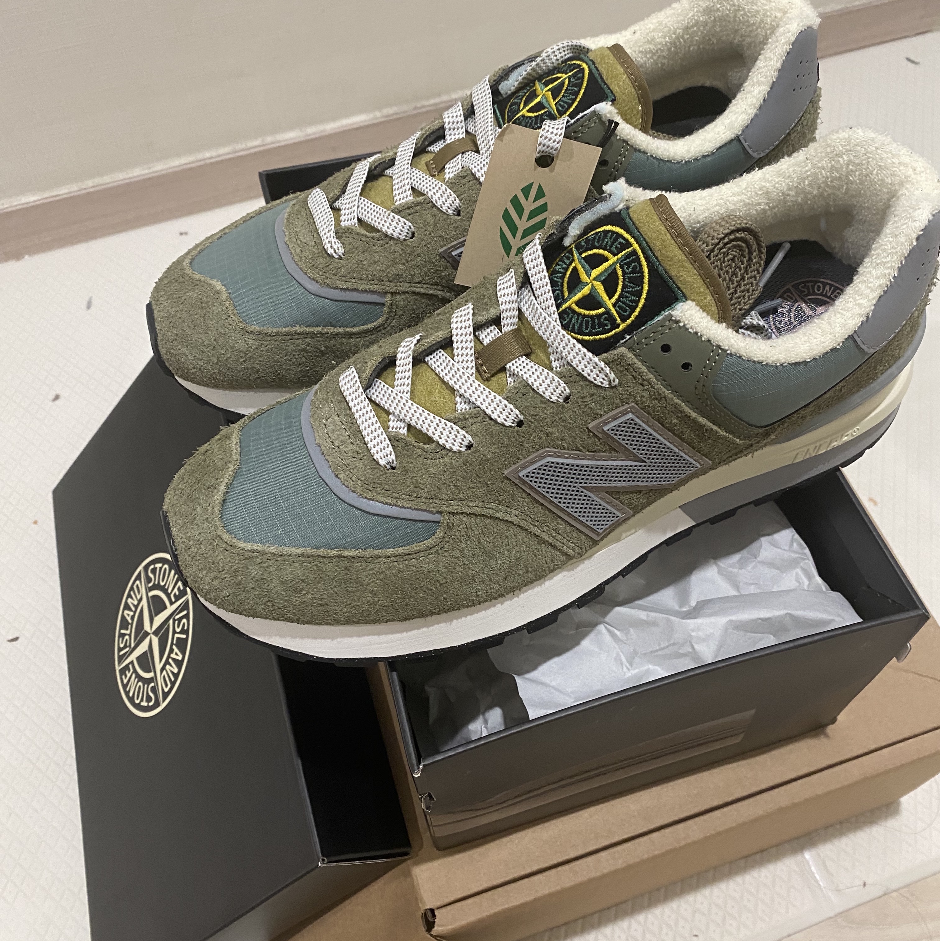New Balance x Stone Island 574 Legacy Green 착용 스타일 - 1