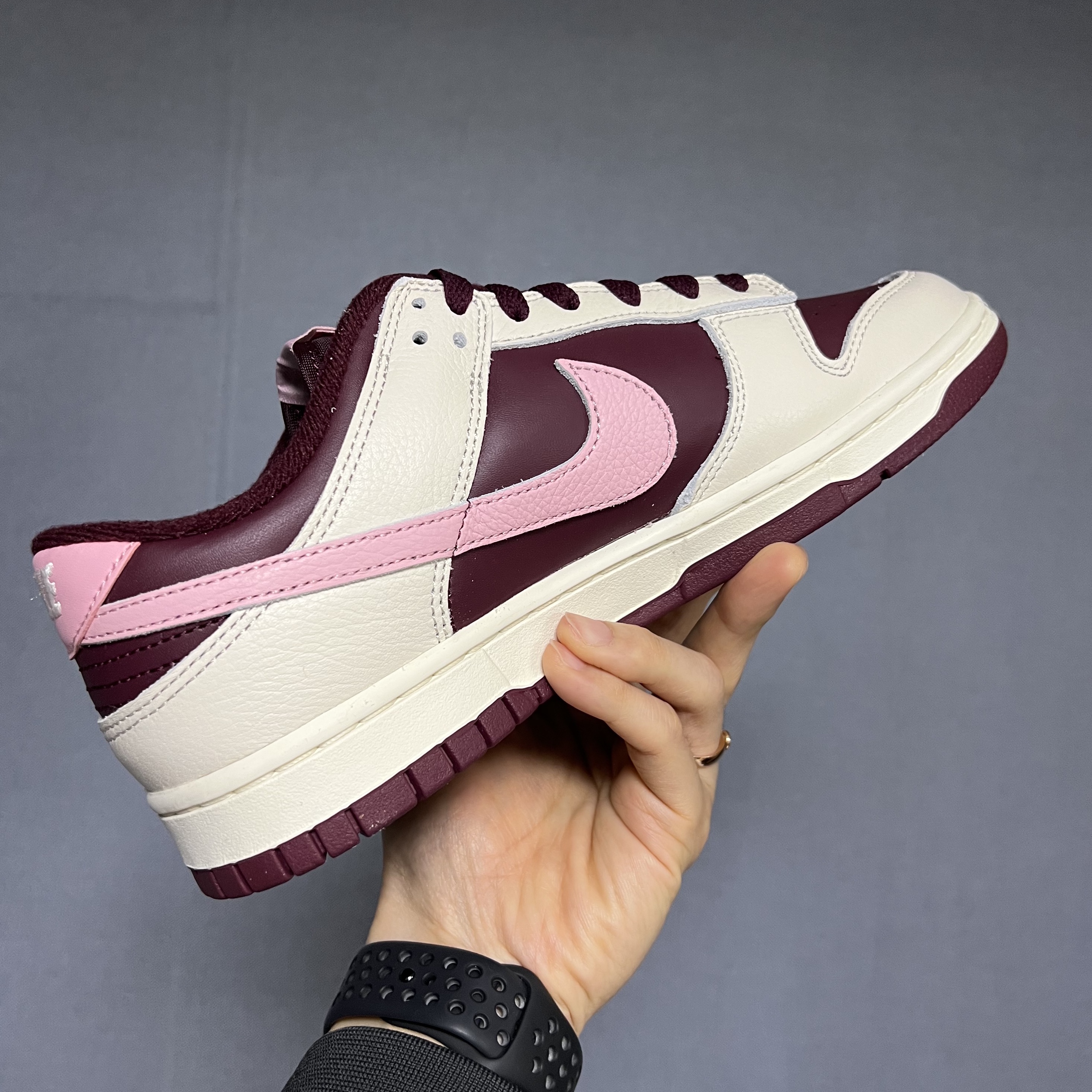 NIke Dunk Low Retro Night Maroon and Medium Soft Pink 착용 스타일 - 2