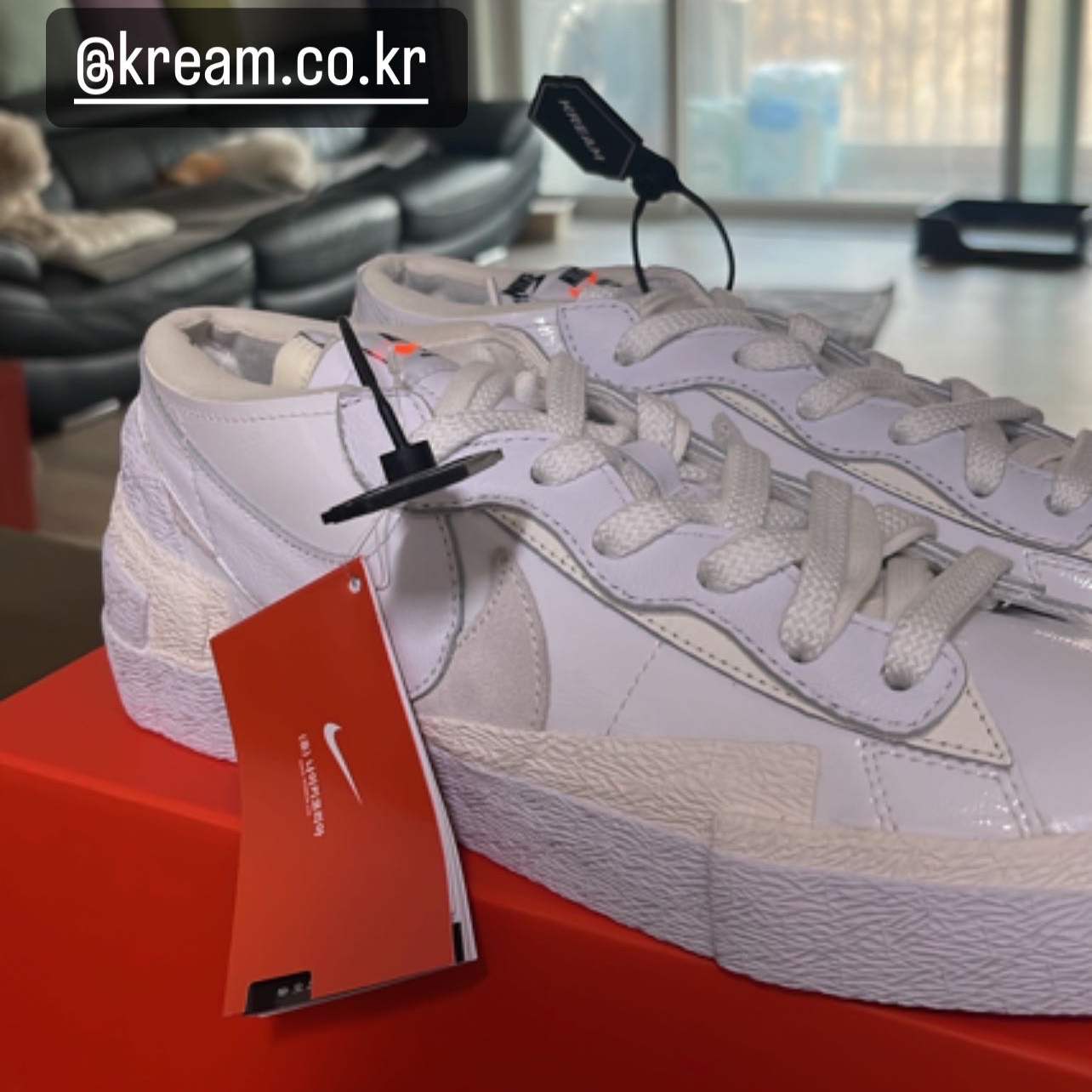 Nike x Sacai Blazer Low White Patent Leather 착용 스타일 - 1