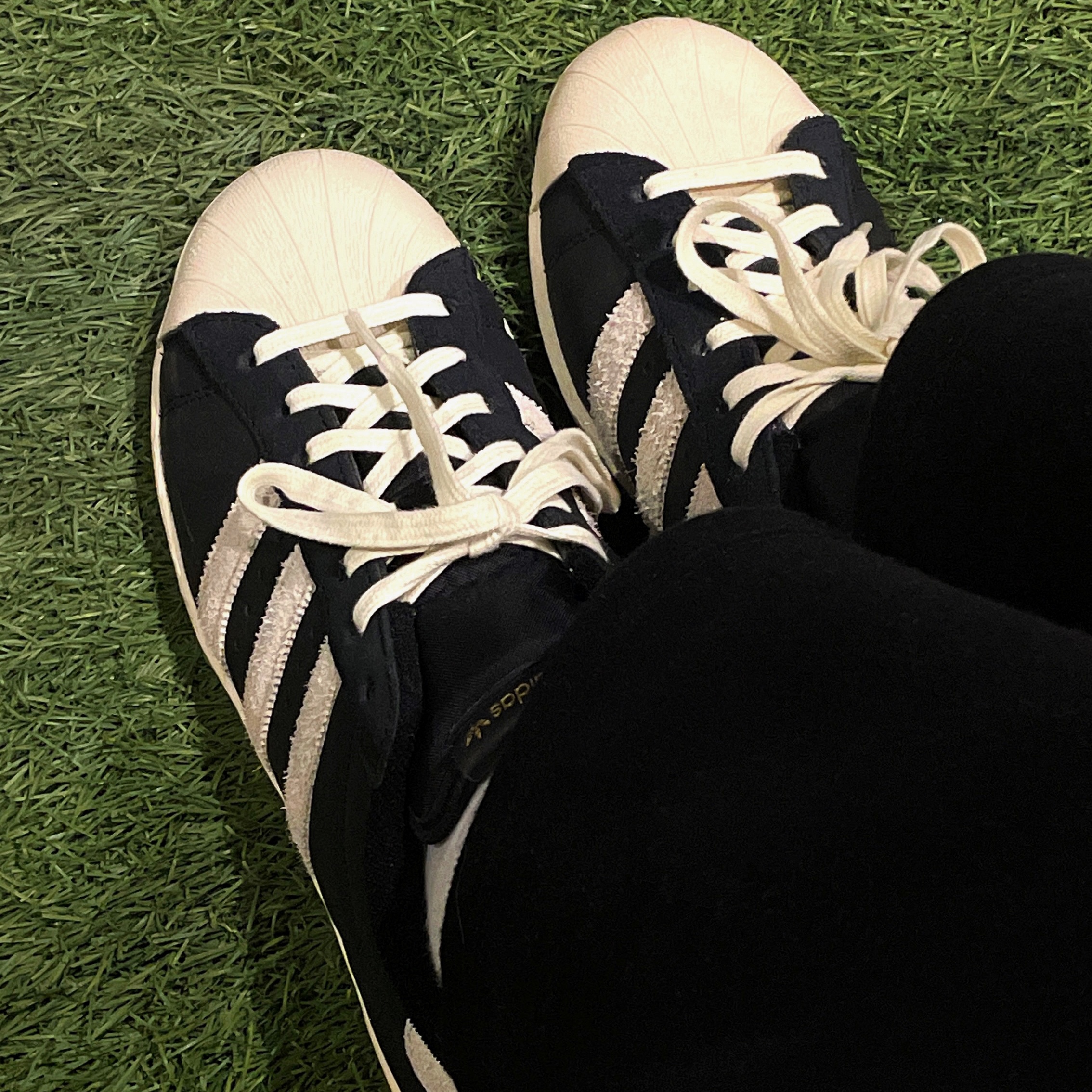Adidas Superstar 82 Black White 착용 스타일 - 1