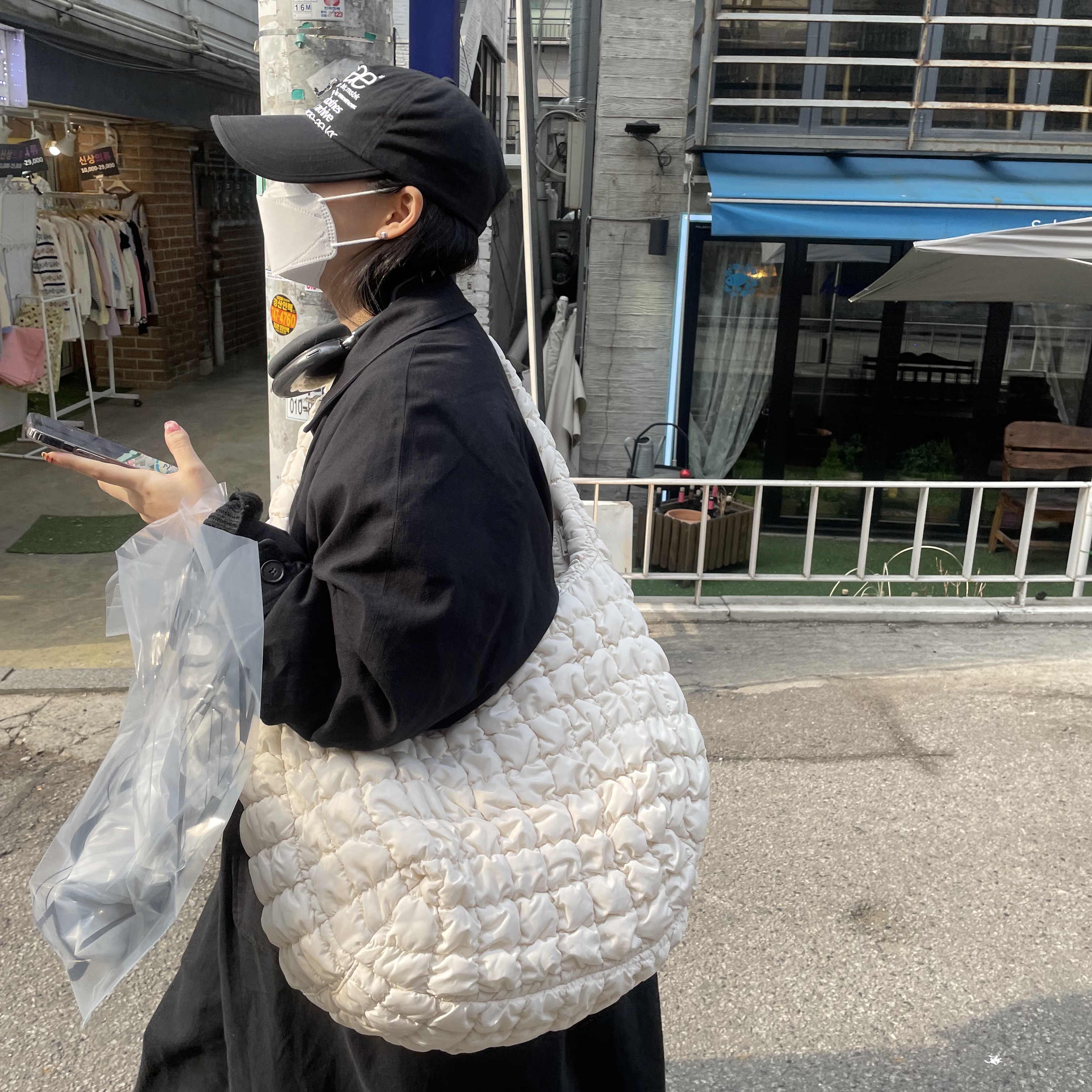 COS Quilted Oversized Shoulder Bag Off White Light Beige, Apple AirPods Max Lightning Space Gray (Korean Ver.) 착용 스타일 - 3