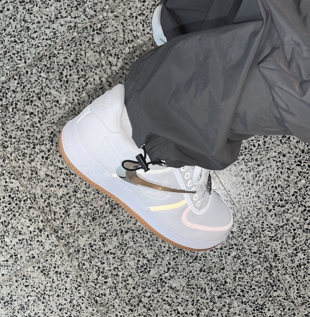 Nike x Travis Scott Air Force 1 Low White, Jordan 1 x Travis Scott Retro High OG SP Mocha 착용 스타일 - 1