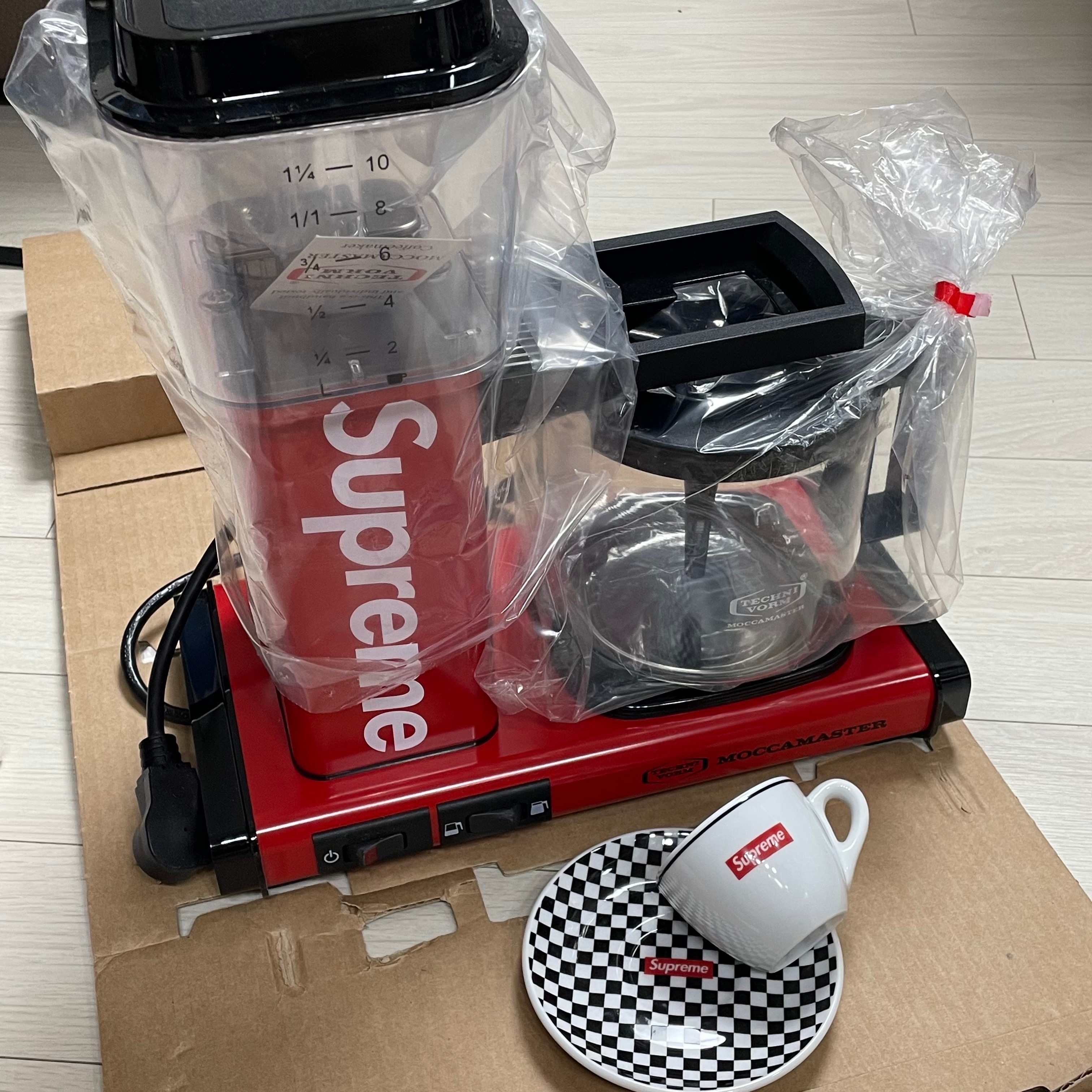 Supreme x IPA Porcellane Aosta Espresso Set Black (Set of 2) 착용 스타일