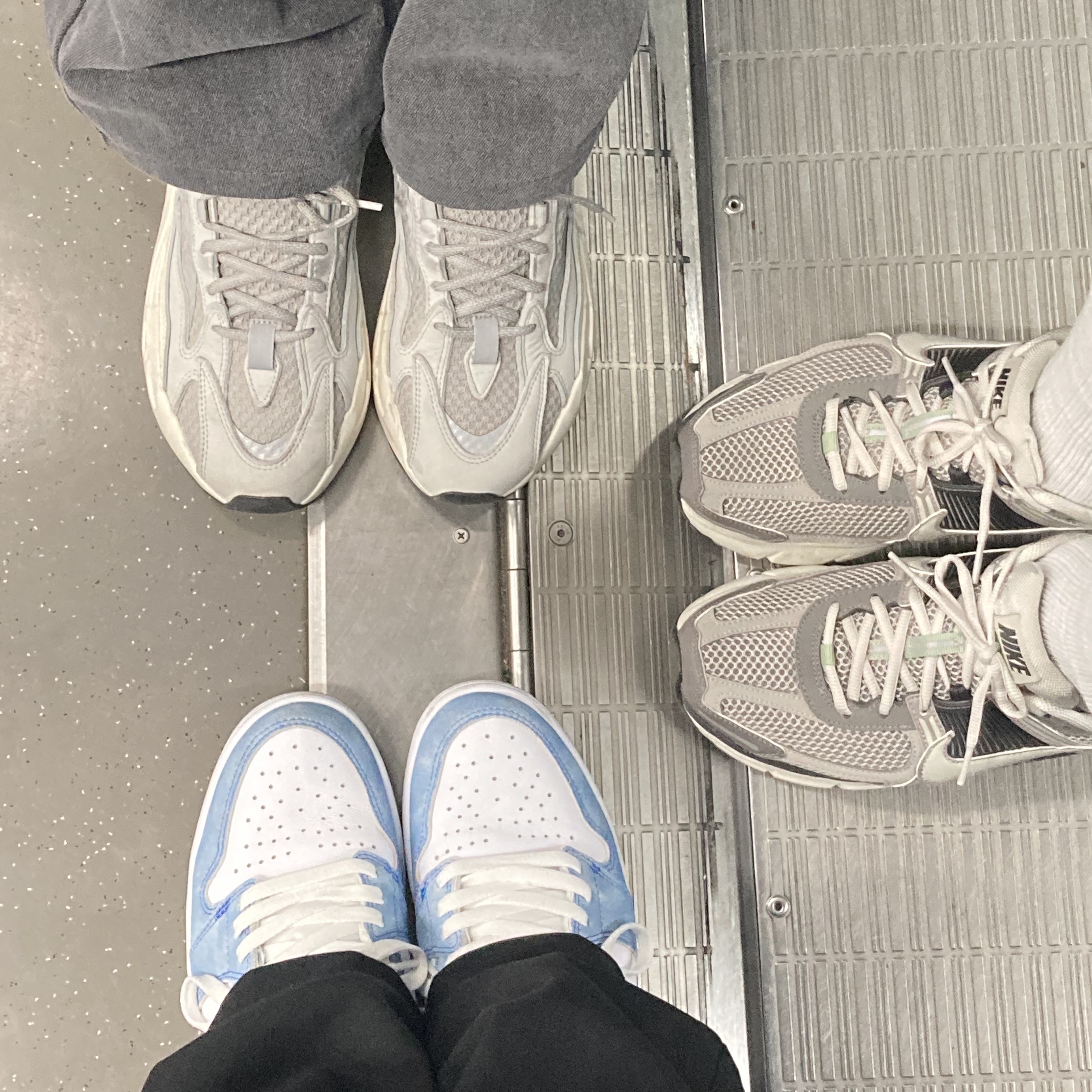 Jordan 1 Retro High OG Hyper Royal, Nike Zoom Vomero 5 PRM Light Iron Ore and Flat Fewter 착용 스타일