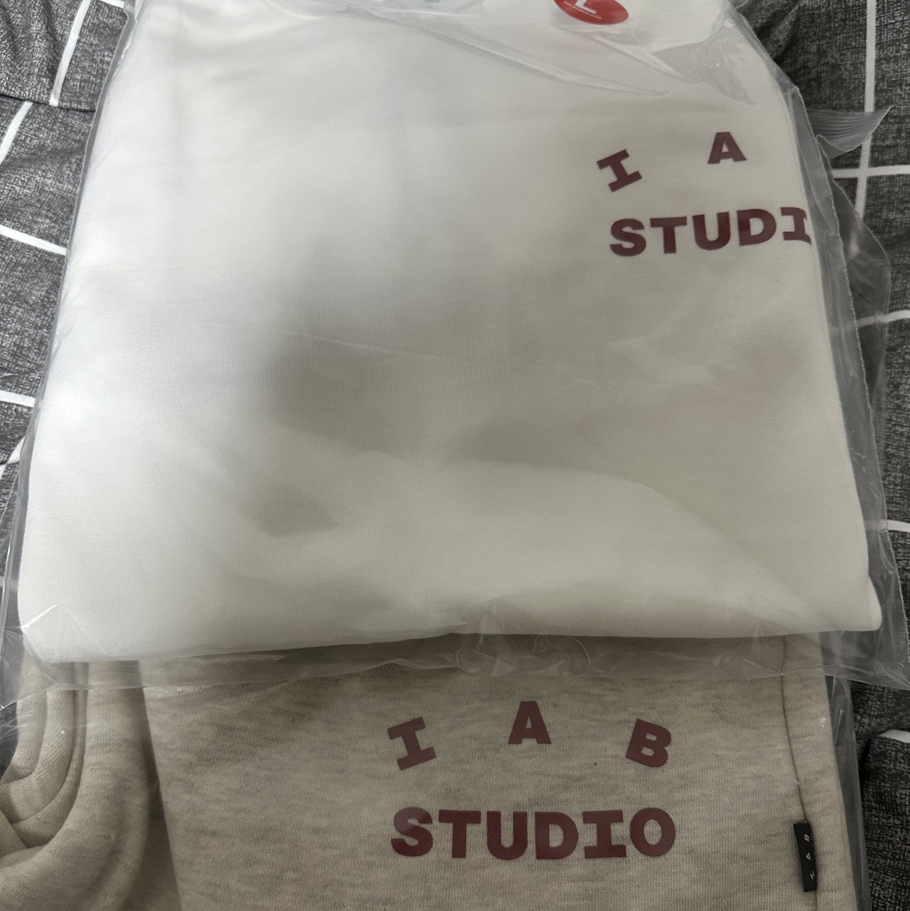 IAB Studio T-Shirt White Burgundy, IAB Studio Sweatpants Oatmeal Burgundy - 23SS 착용 스타일