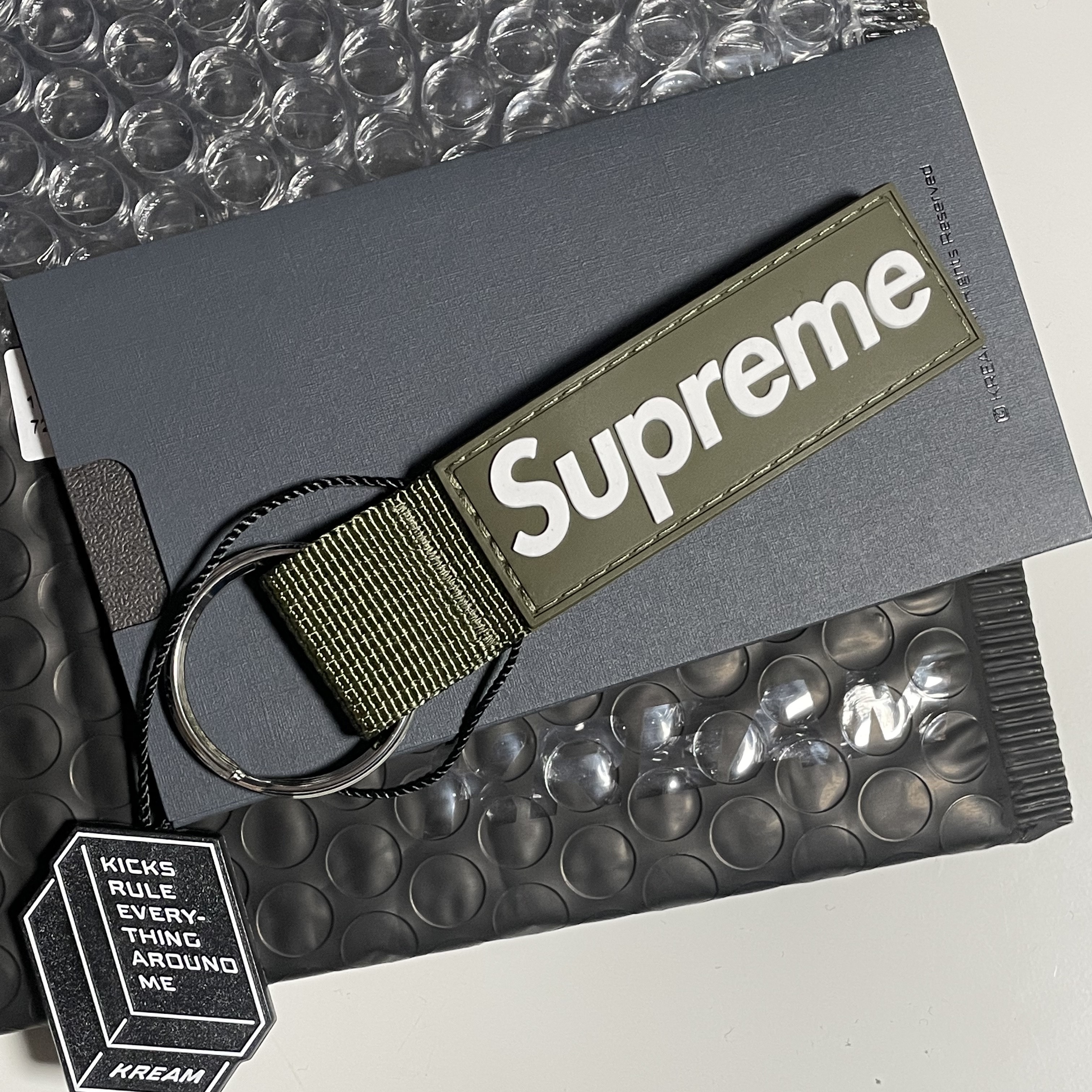 Supreme Webbing Keychain Light Olive - 20FW 착용 스타일