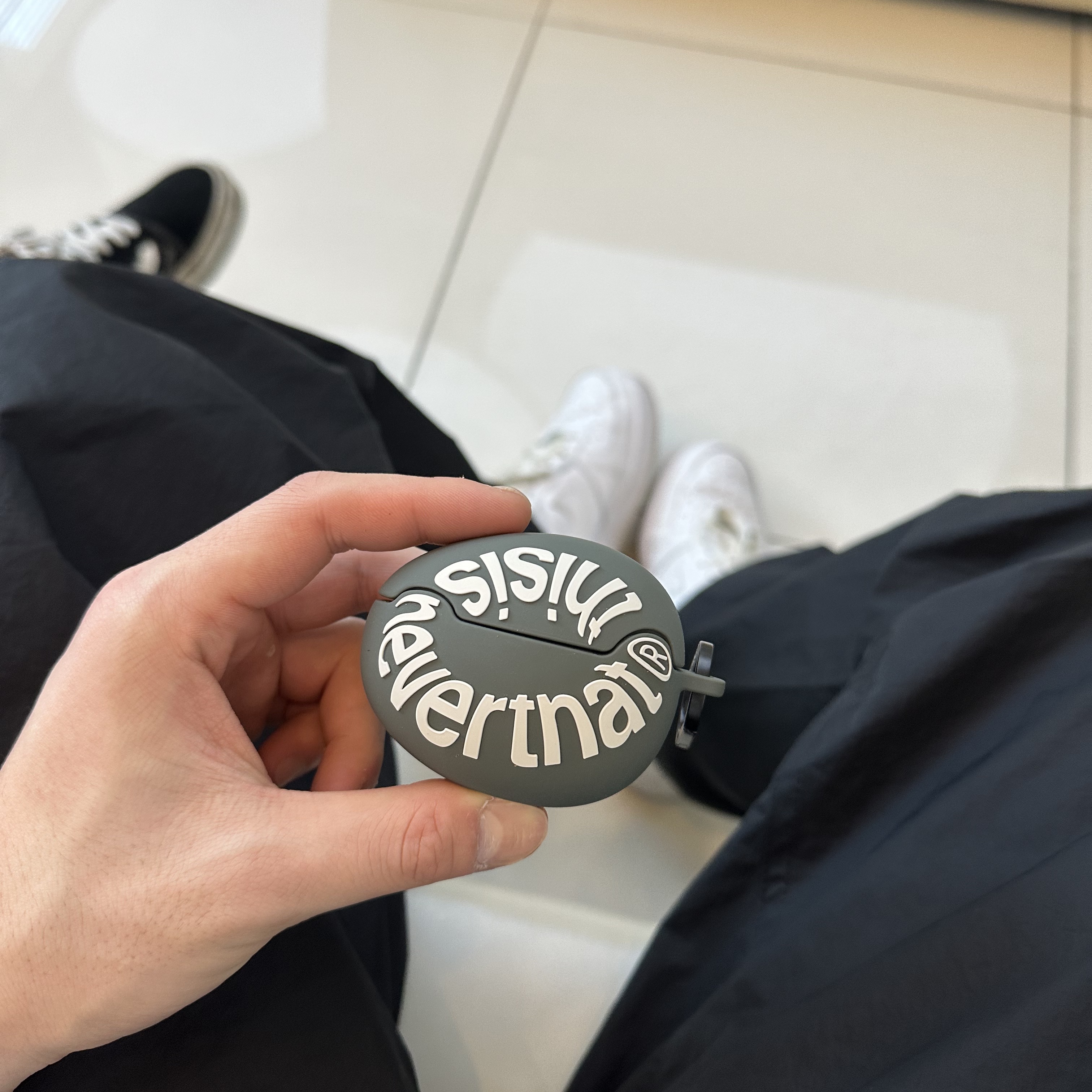Casetify x Thisisneverthat Pebble Collectible AirPods Pro Case Grey 착용 스타일
