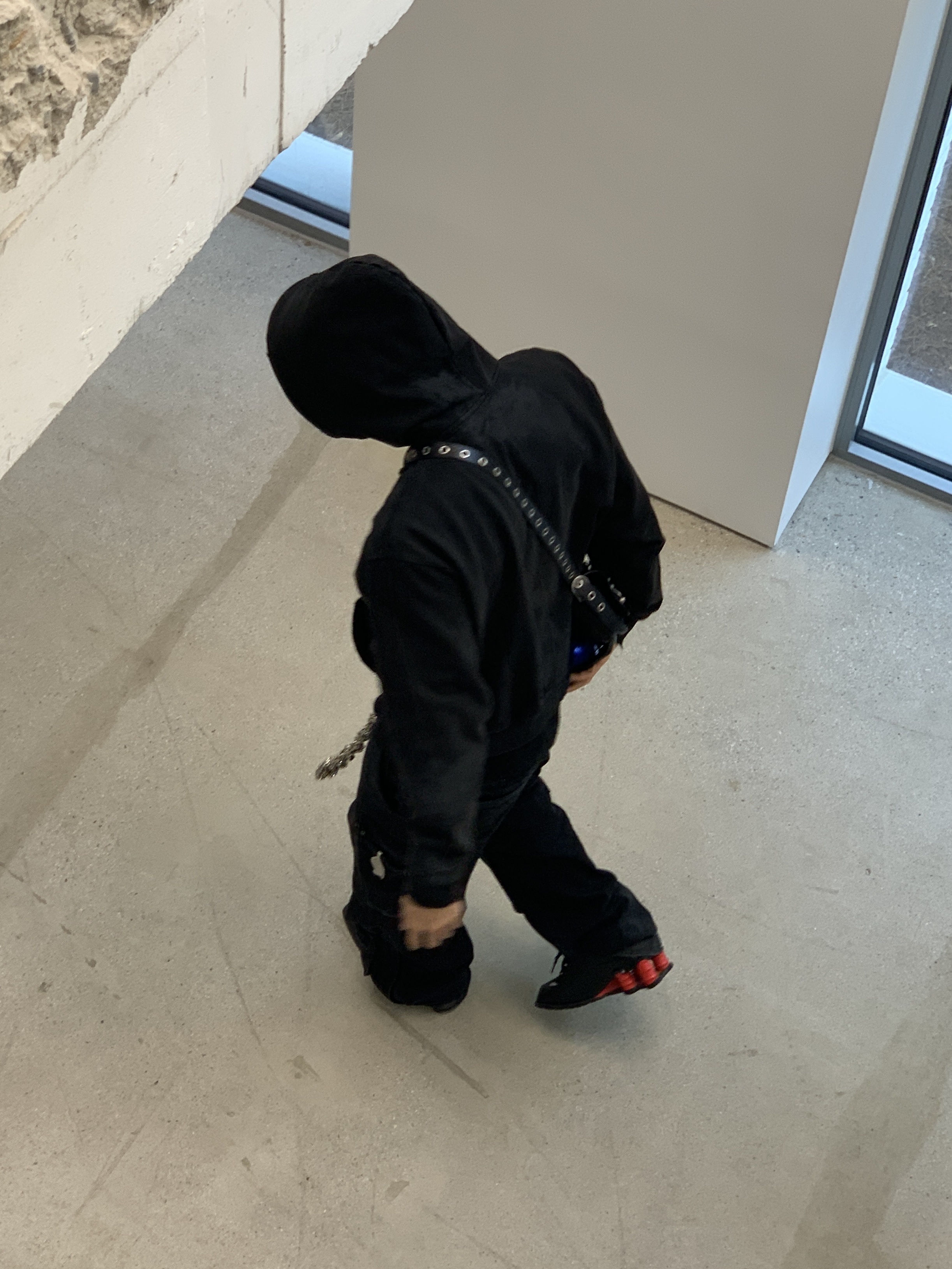 Apple AirPods Max Lightning Silver (Korean Ver.), Balenciaga Arena Lambskin Aged Silver Hardware Le Cagole XS Flap Bag Black 착용 스타일 - 2