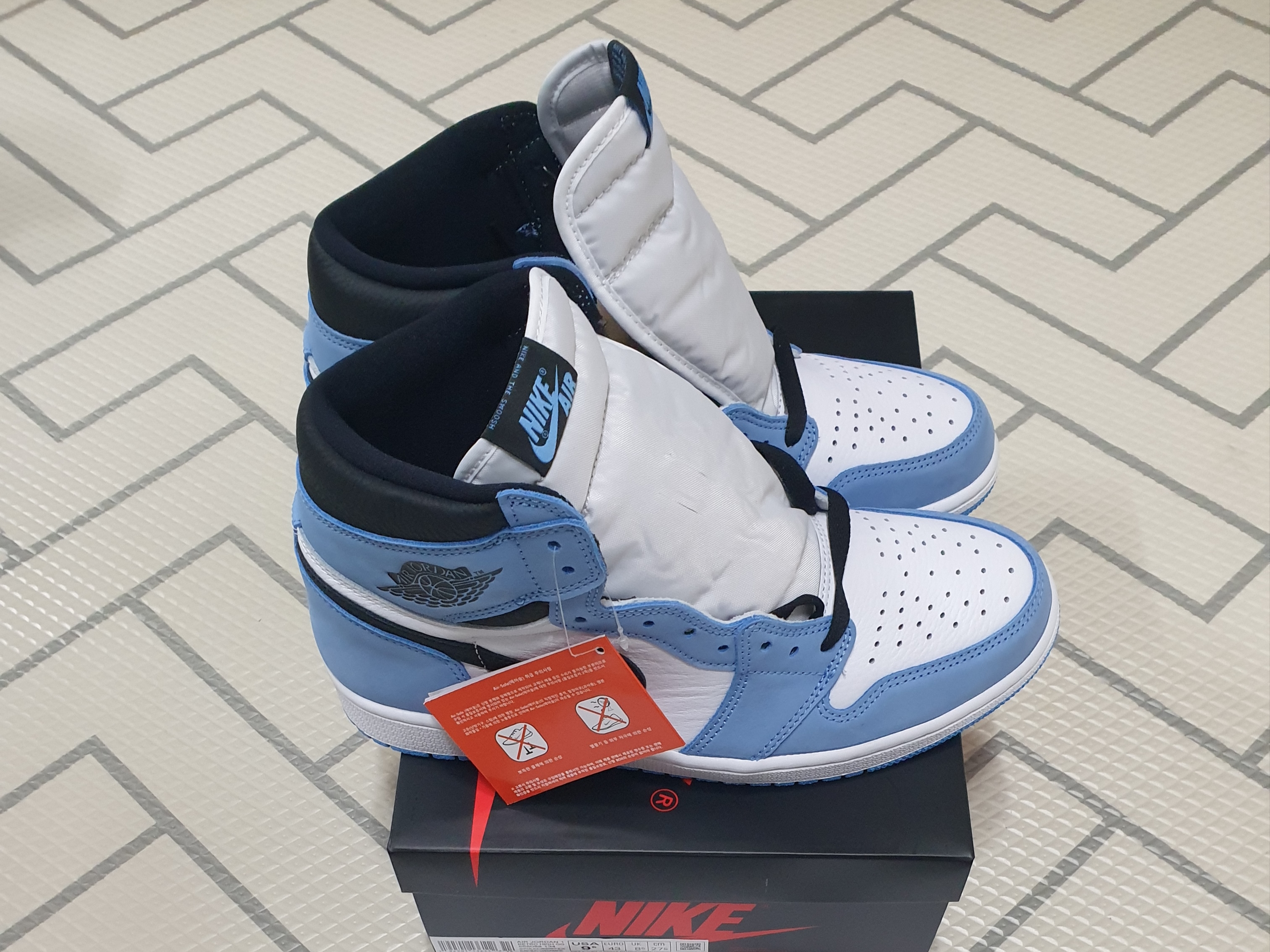 Jordan 1 Retro High OG University Blue 착용 스타일