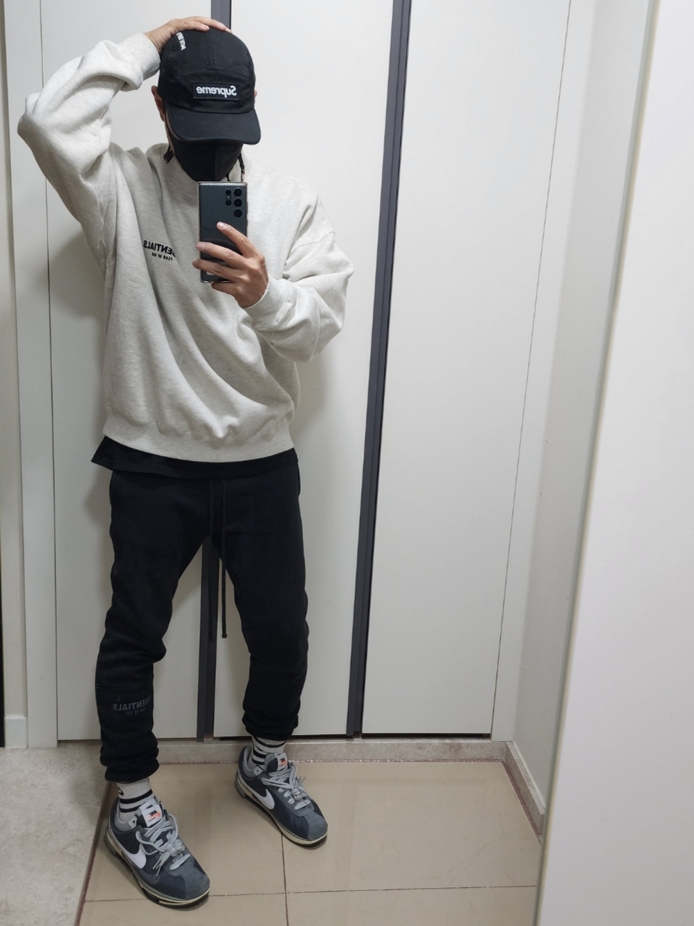 Nike x Sacai Zoom Cortez SP Iron Grey, Essentials The Core Collection Crewneck Sweatshirt Light Oatmeal 착용 스타일